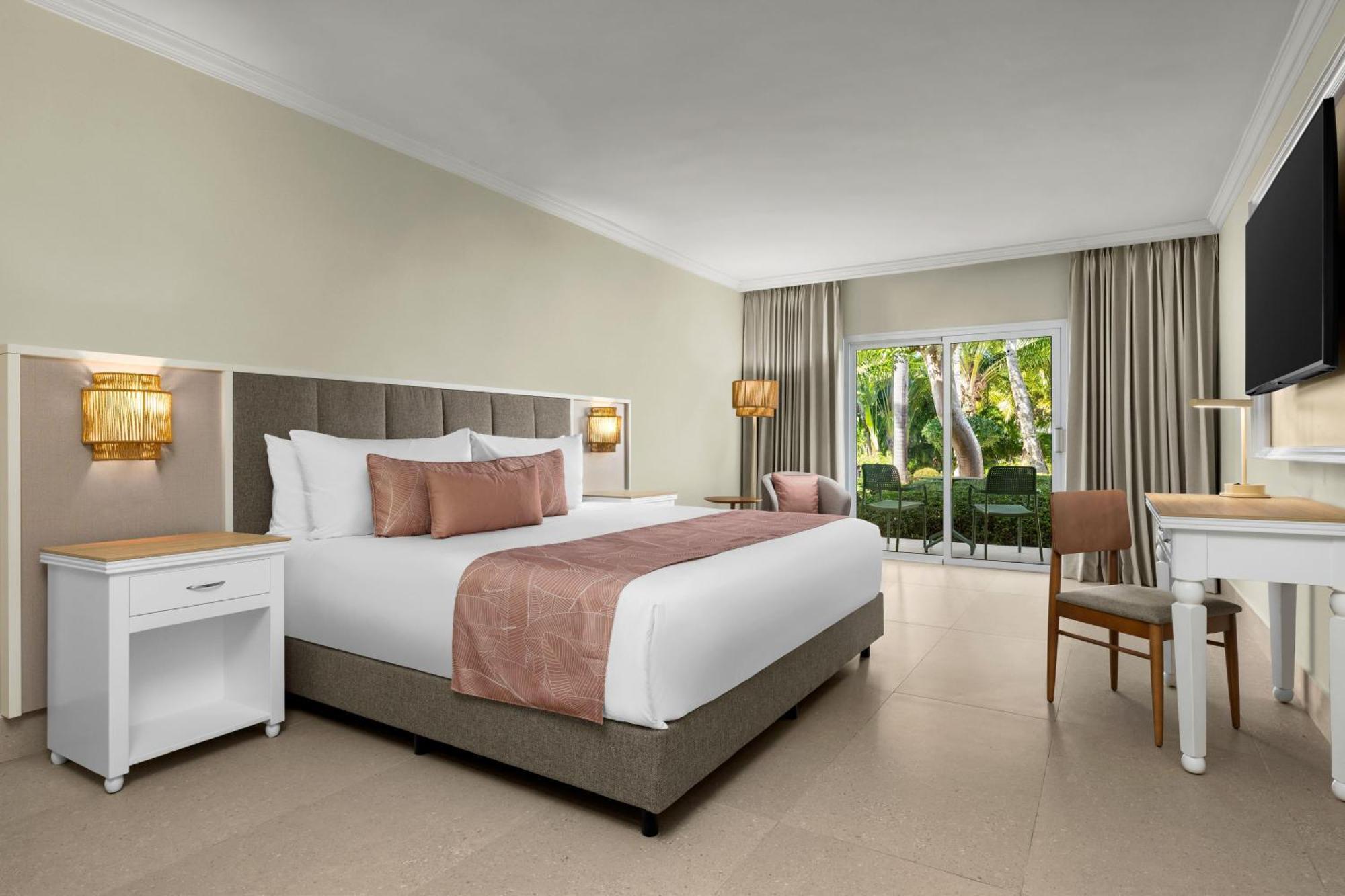 Standard King Room Tropical View