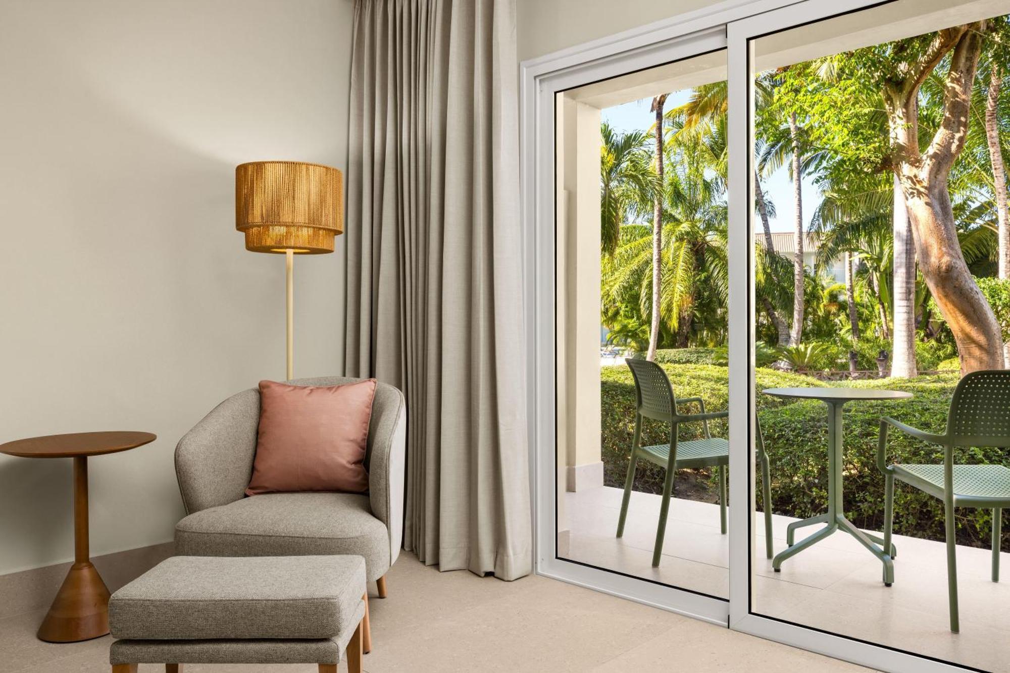 Standard King Room Tropical View