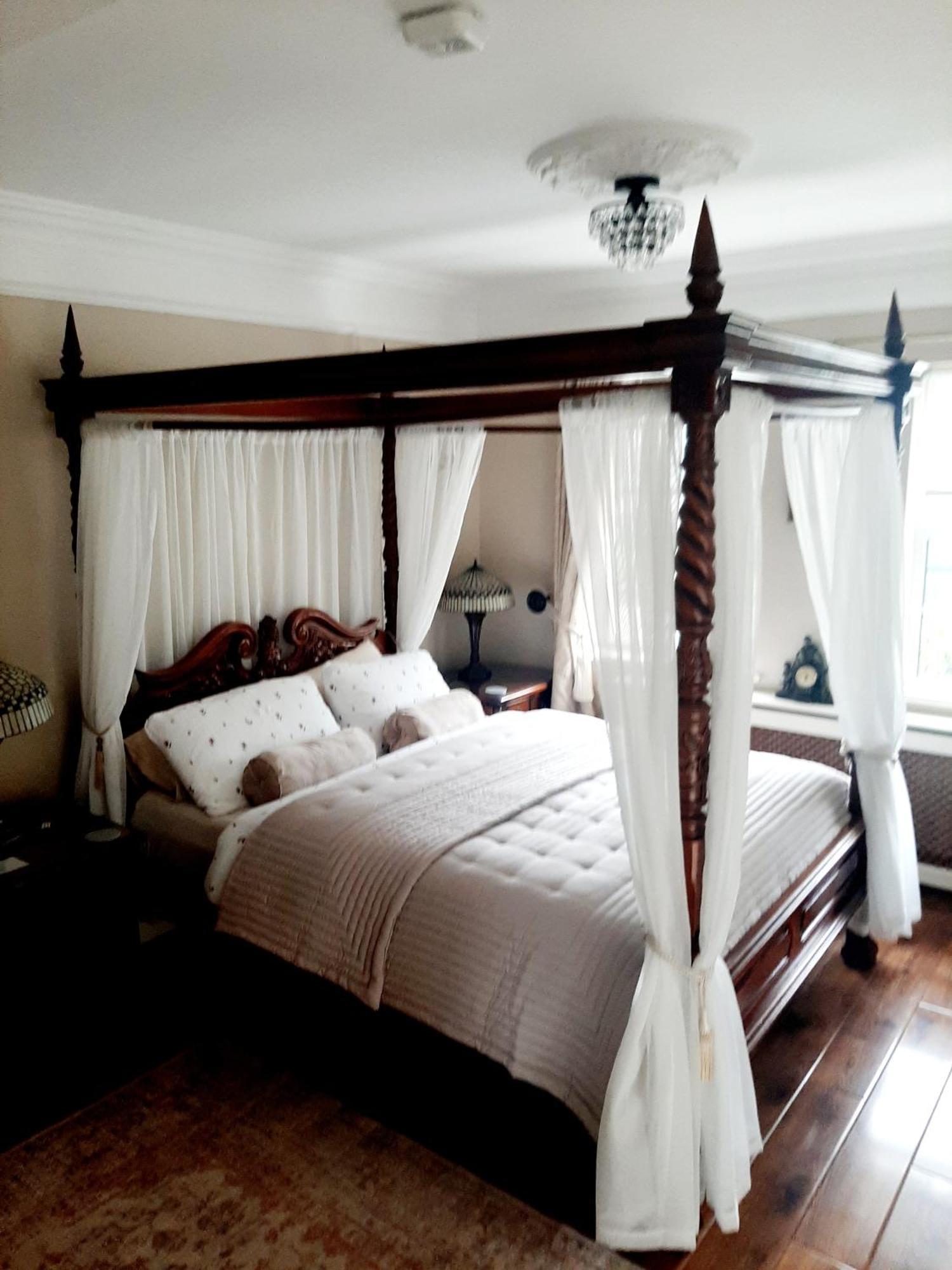 Double Room Four Poster Bed