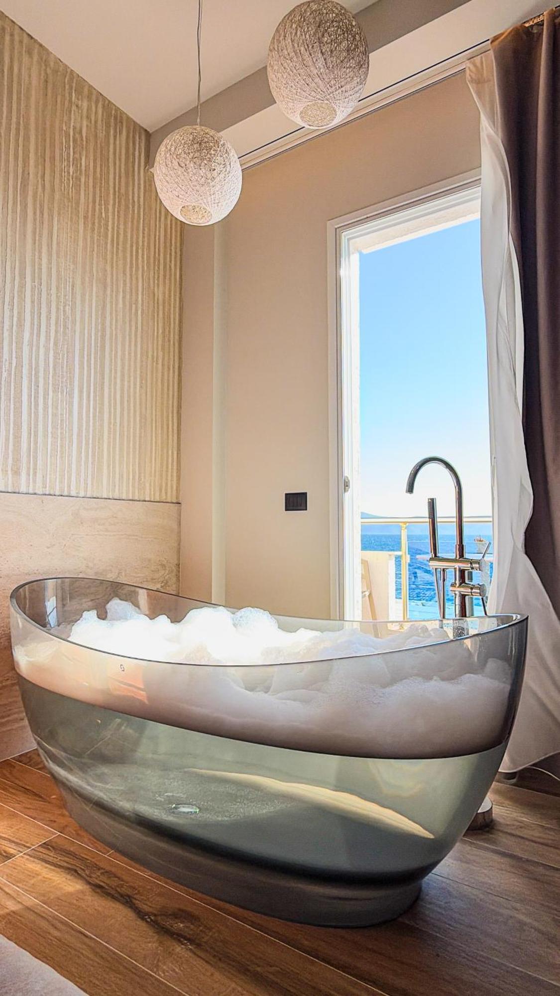 Junior Suite Bath Tub Balcony Sea View