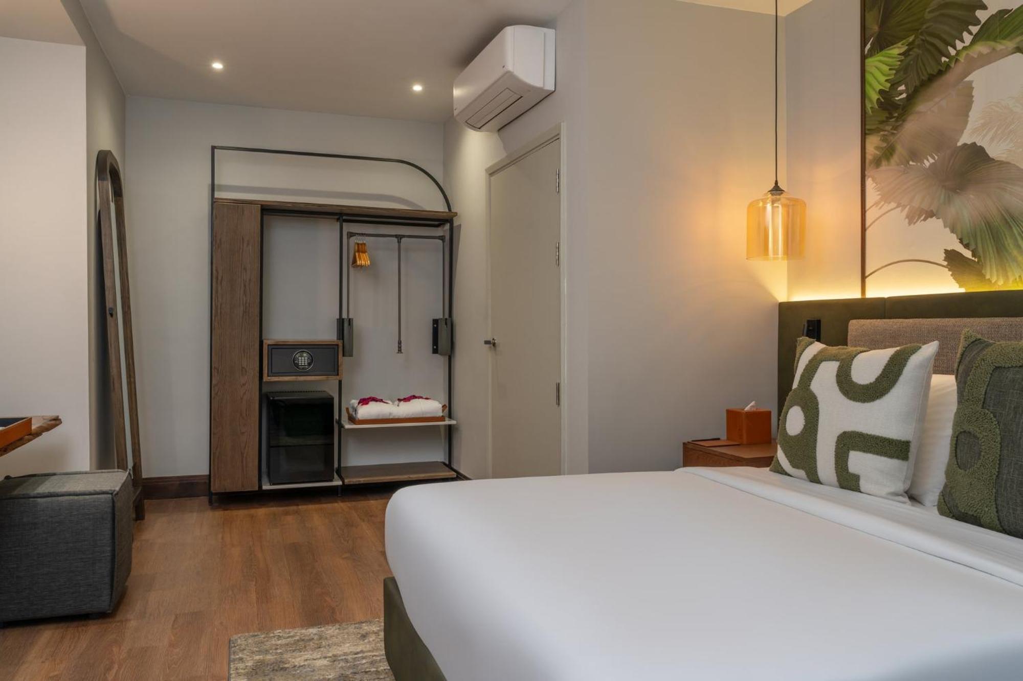 Deluxe Queen Room Accessible