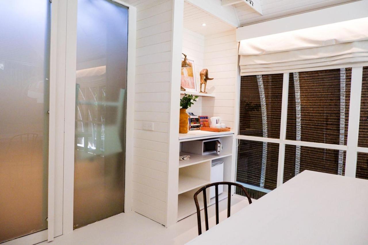 Les Fauves Cabana Room