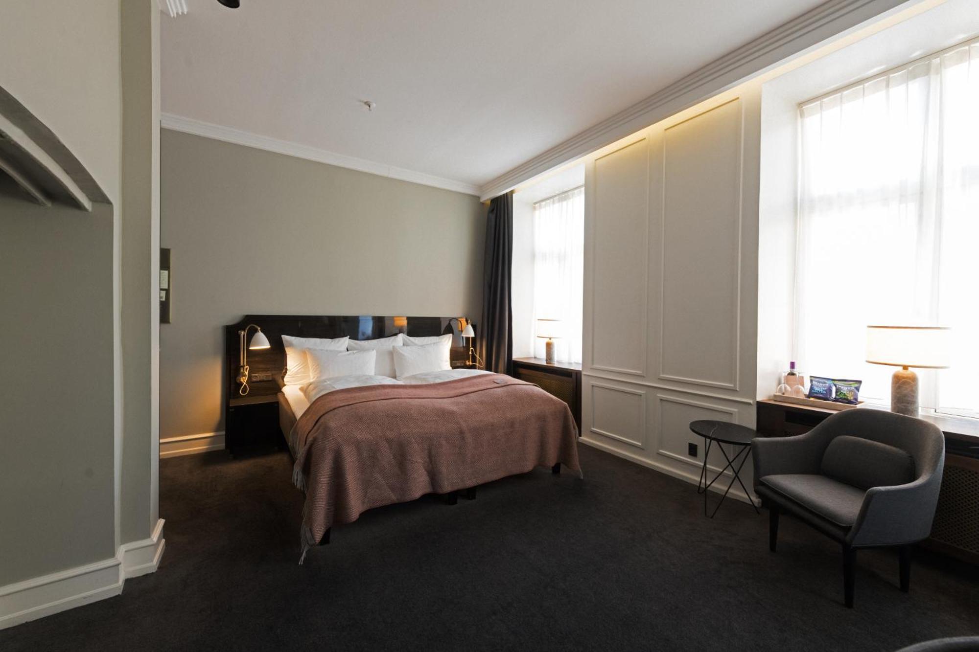 Large Deluxe Double Room