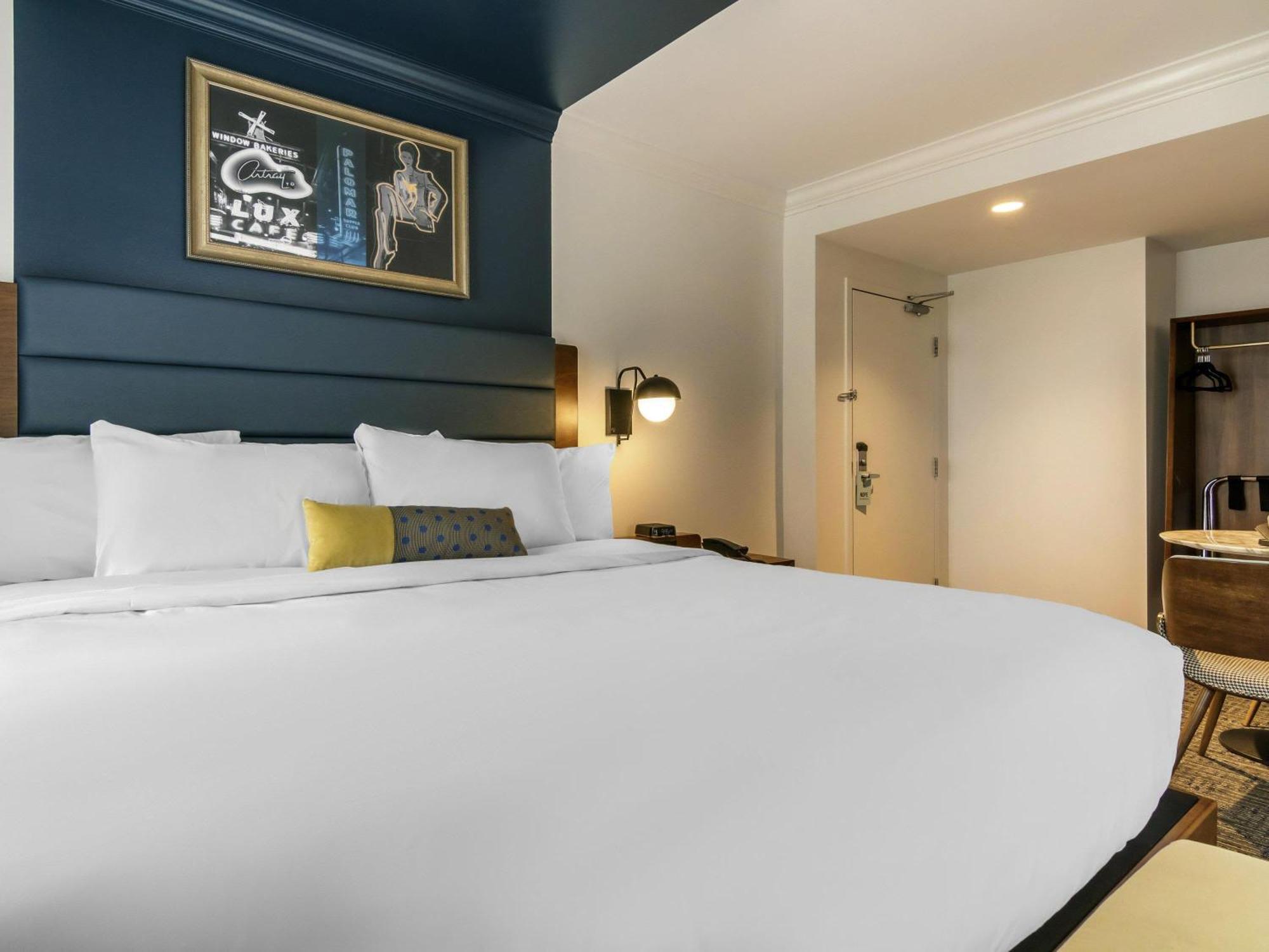 Premium Corner King Room City View