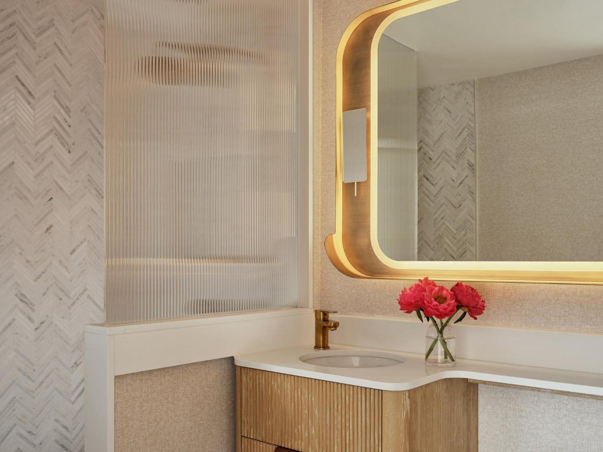 Queen Room Mobility Accessible Tub