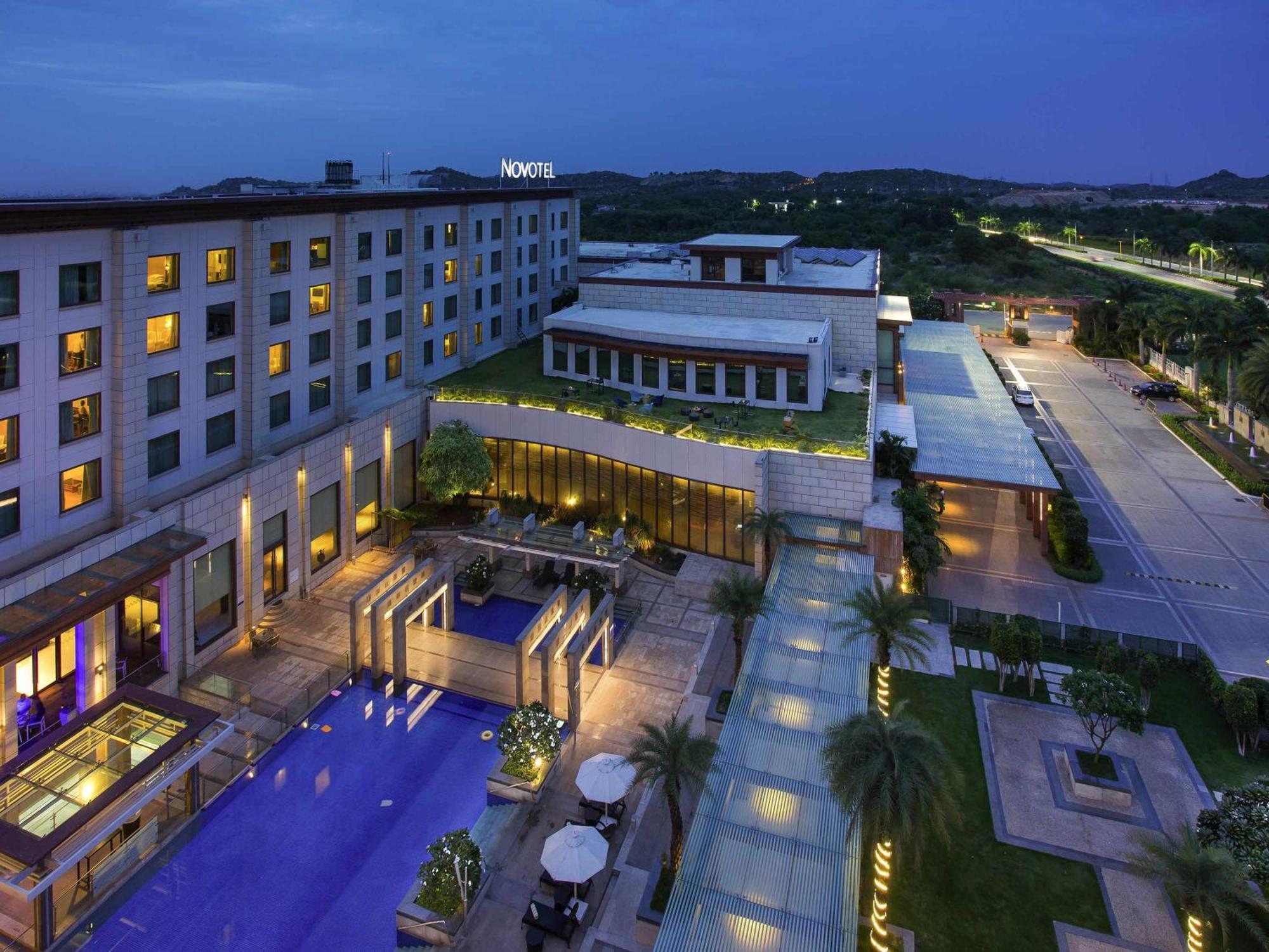 Superior King Bed Pool View