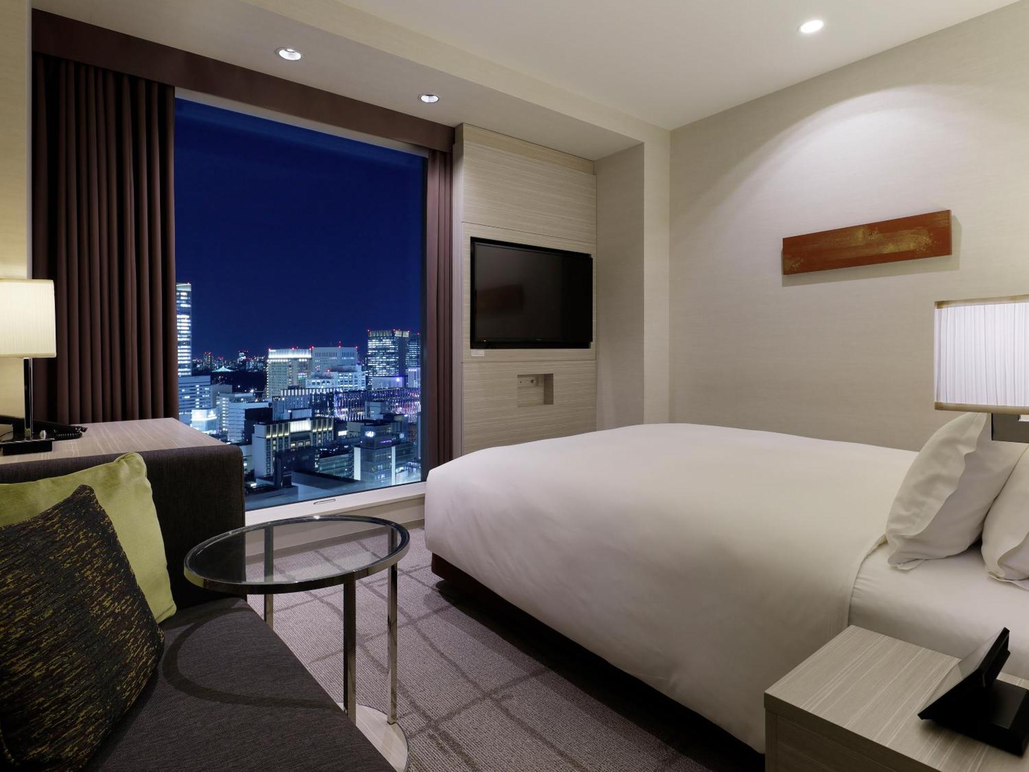 Superior Kamer met Queensize Bed en Uitzicht op de Tokyo Tower vanuit het Bad - Rookvrij