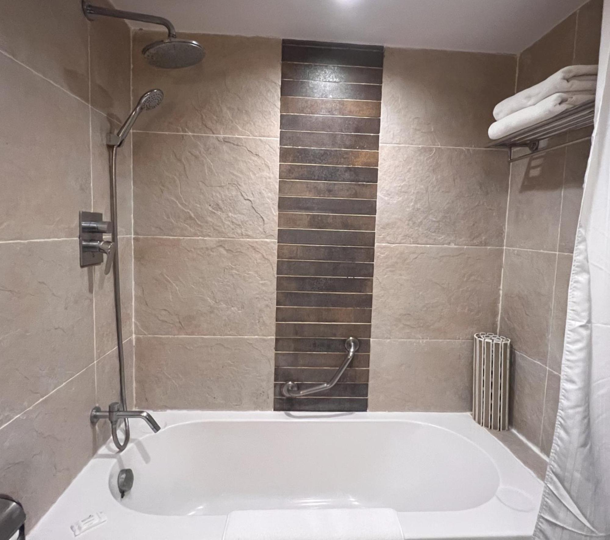 Deluxe King Or Twin Room Bathtub