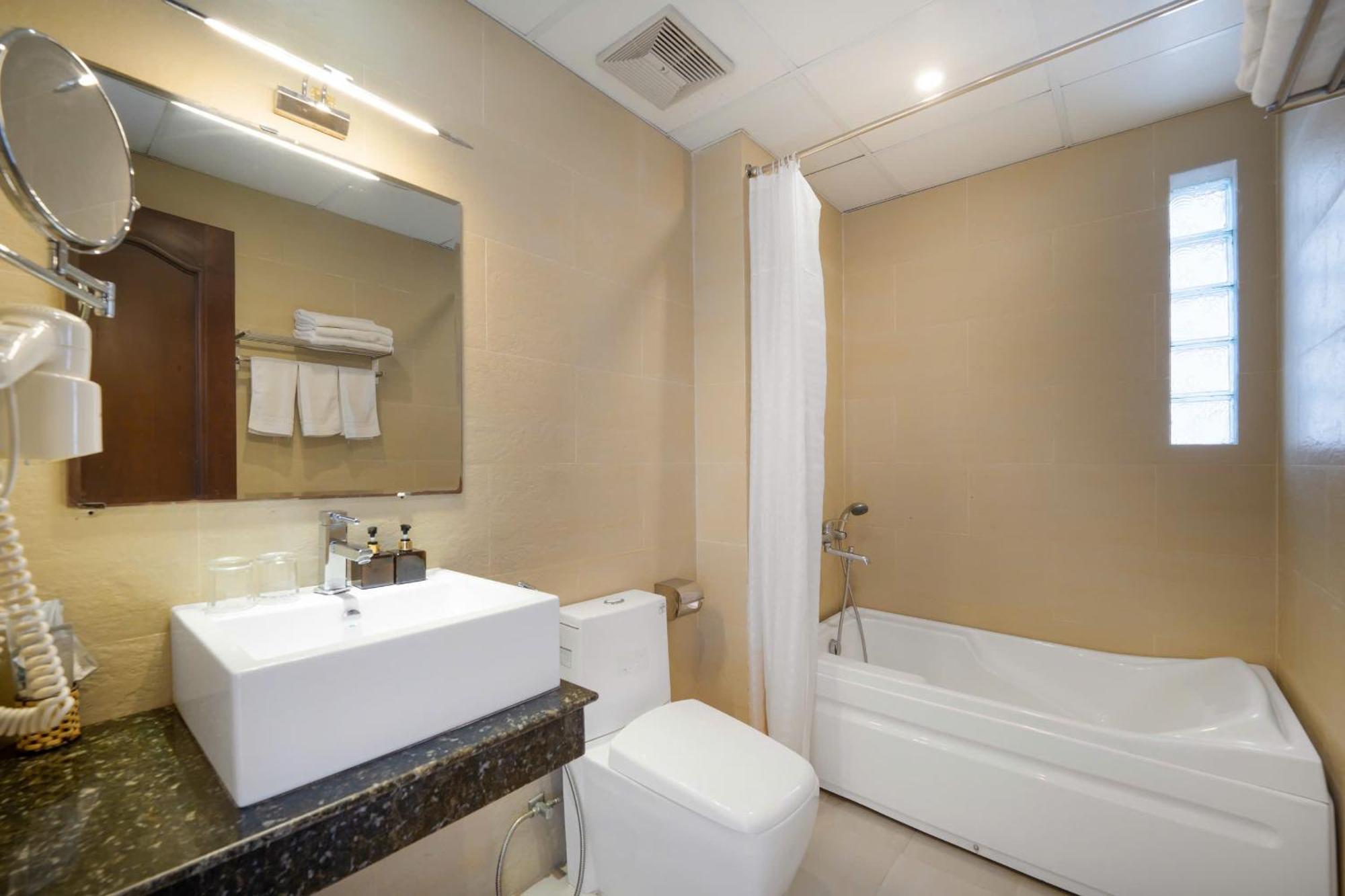 Deluxe Triple Room Bathtub