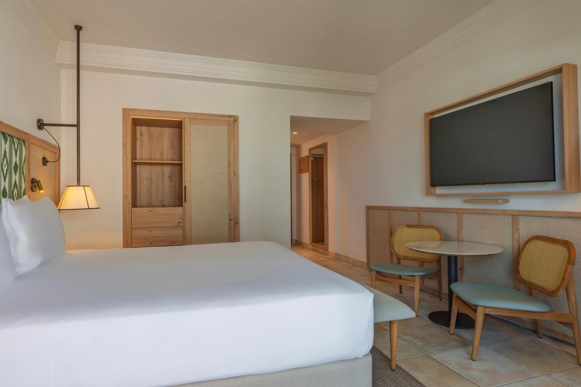 Double Deluxe 1 King Bed Partial Sea View