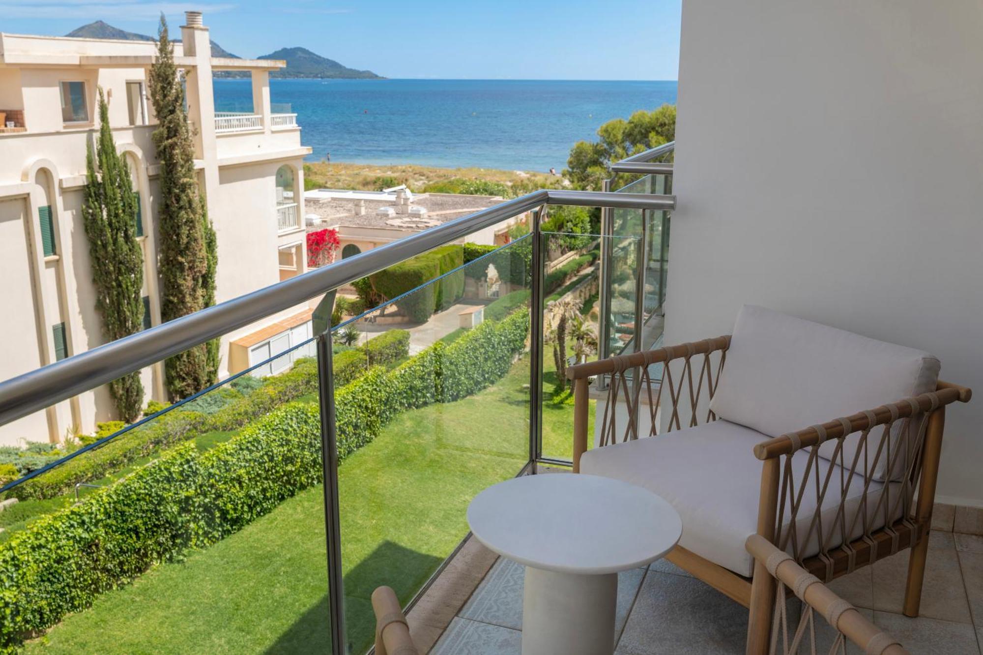 Double Deluxe 1 King Bed Partial Sea View