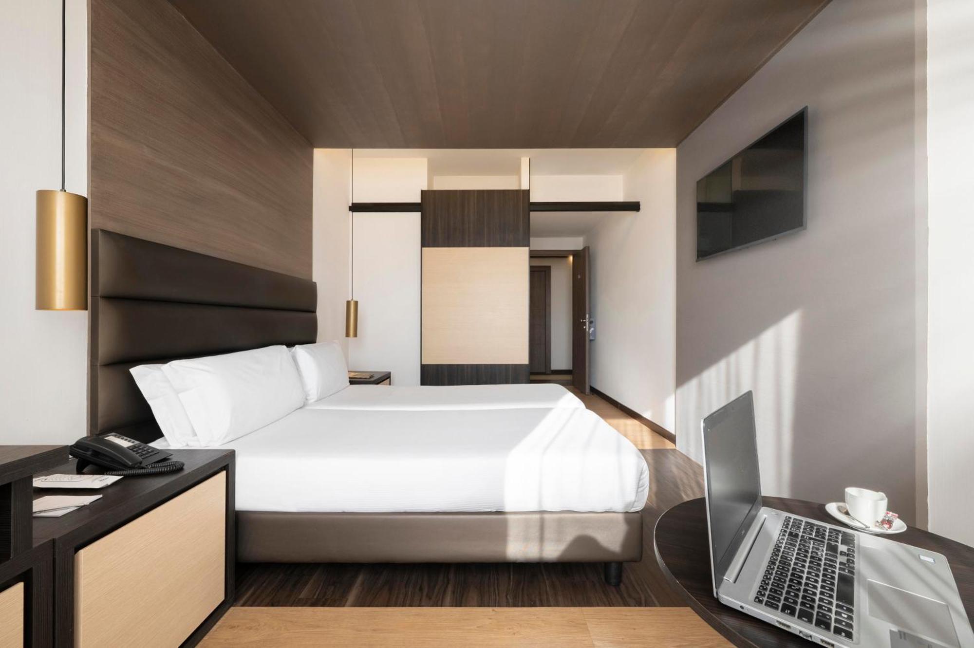 Quarto Clássico com Cama de Casal ou 2 de Solteiro
