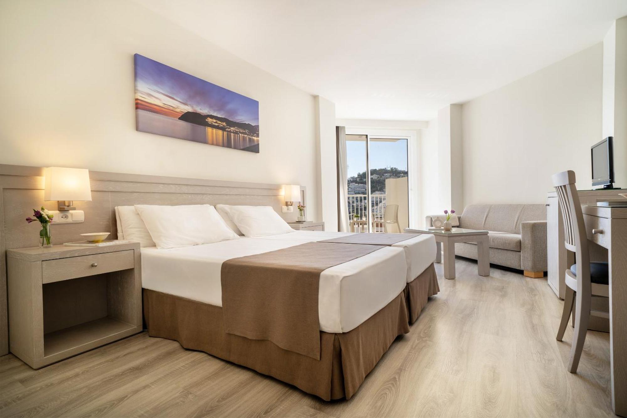 Standard Doppelzimmer mit seitlichem Meerblick