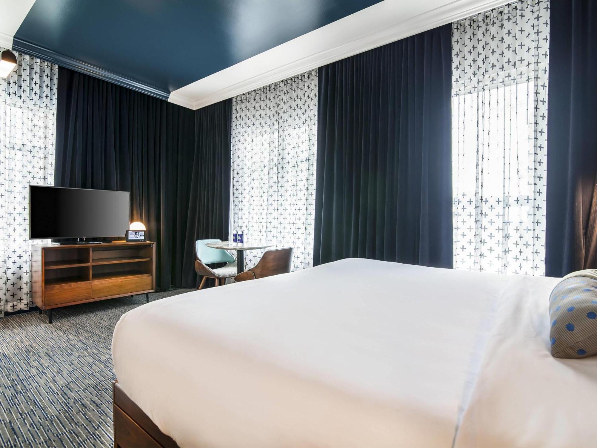 Premium Corner King Room City View