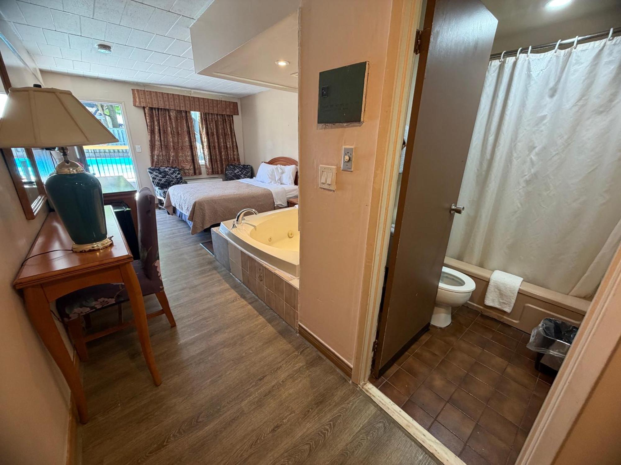Queen Suite Spa Bath