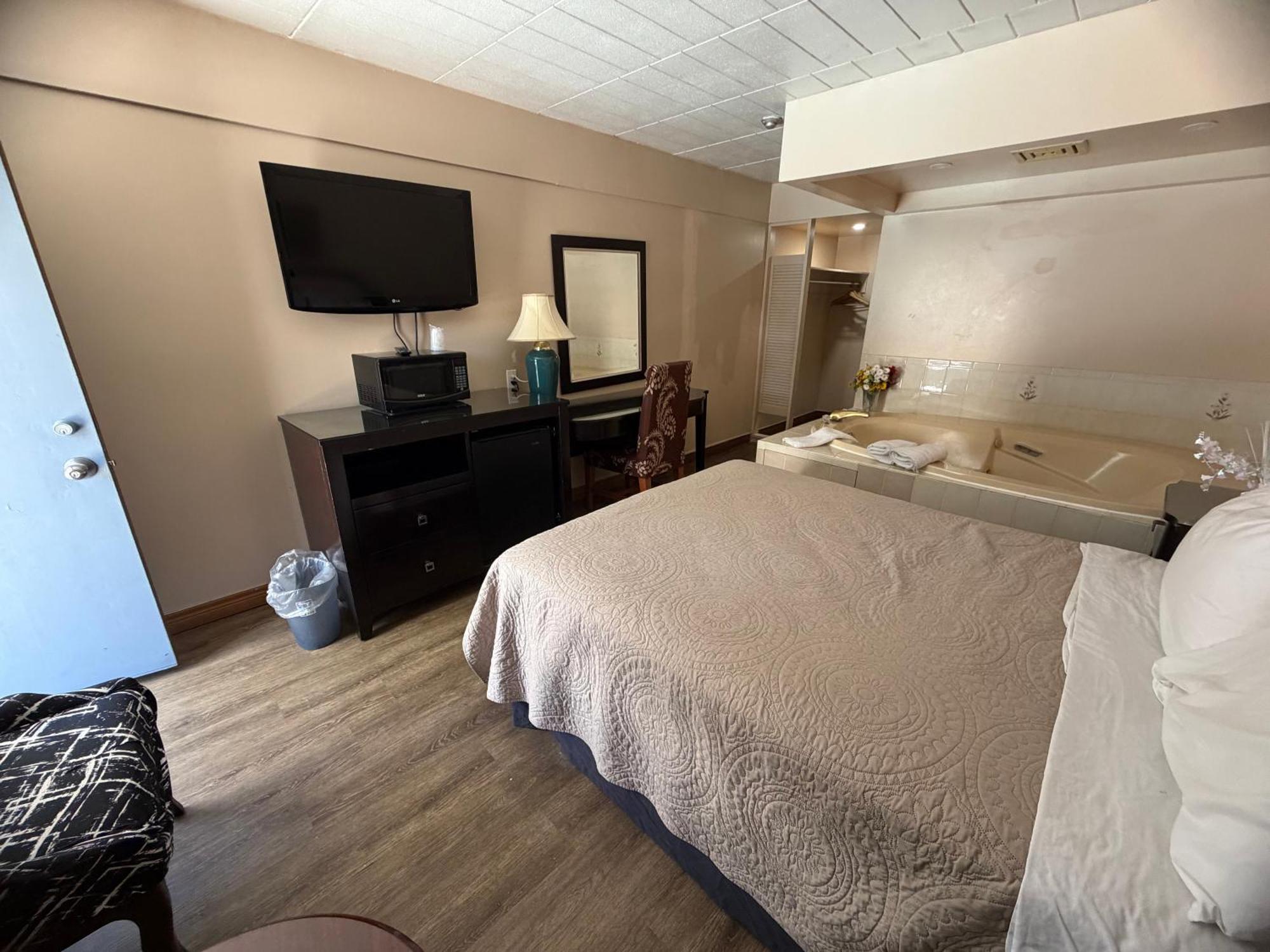 Queen Suite Spa Bath