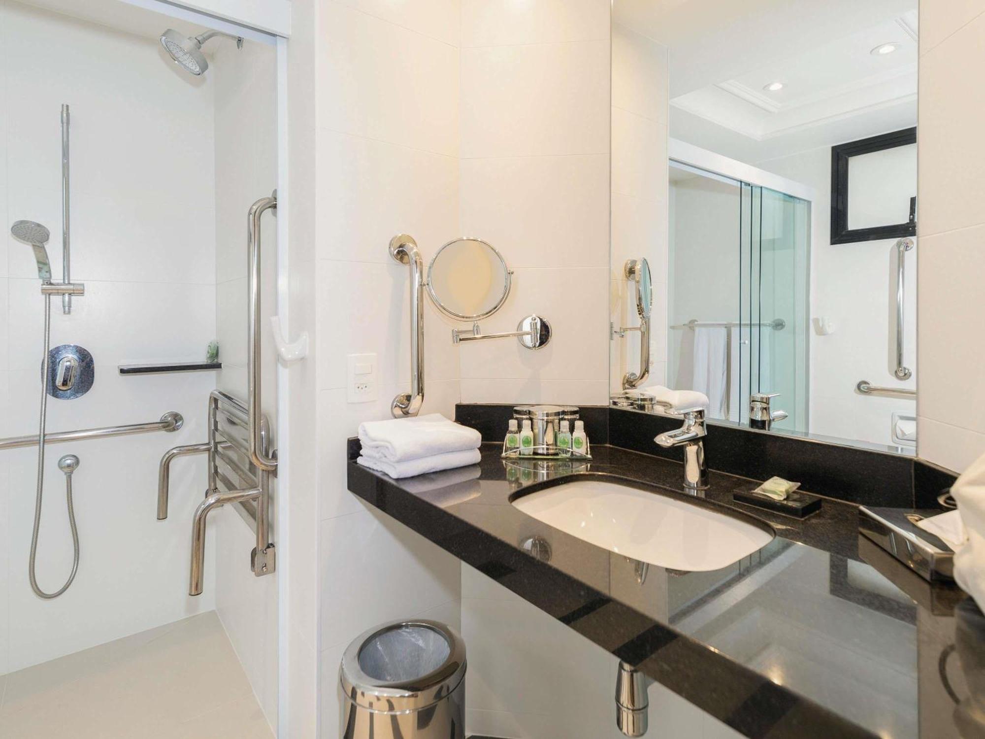Superior King Room Mobility Access