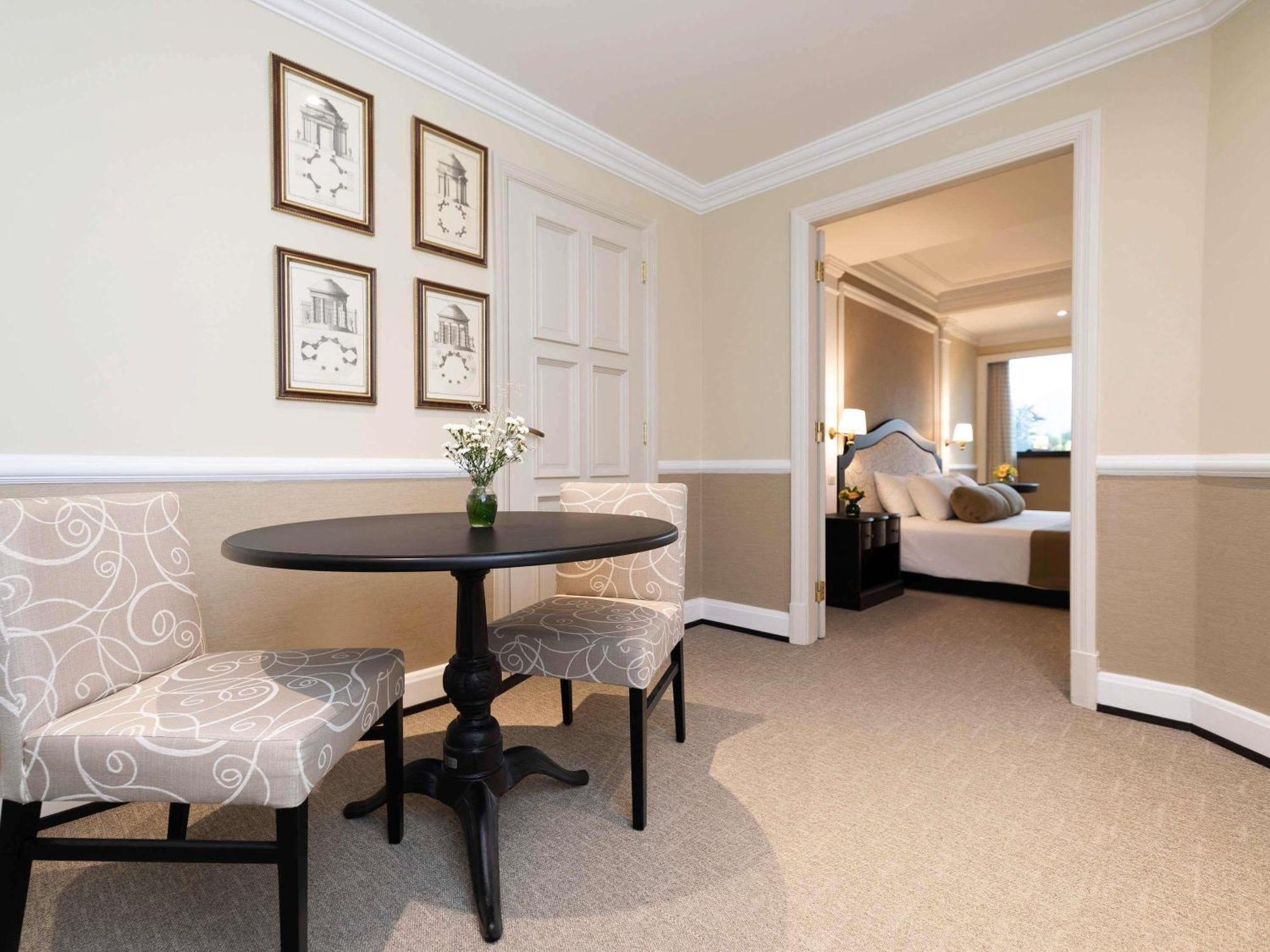 Superior King Room Mobility Access