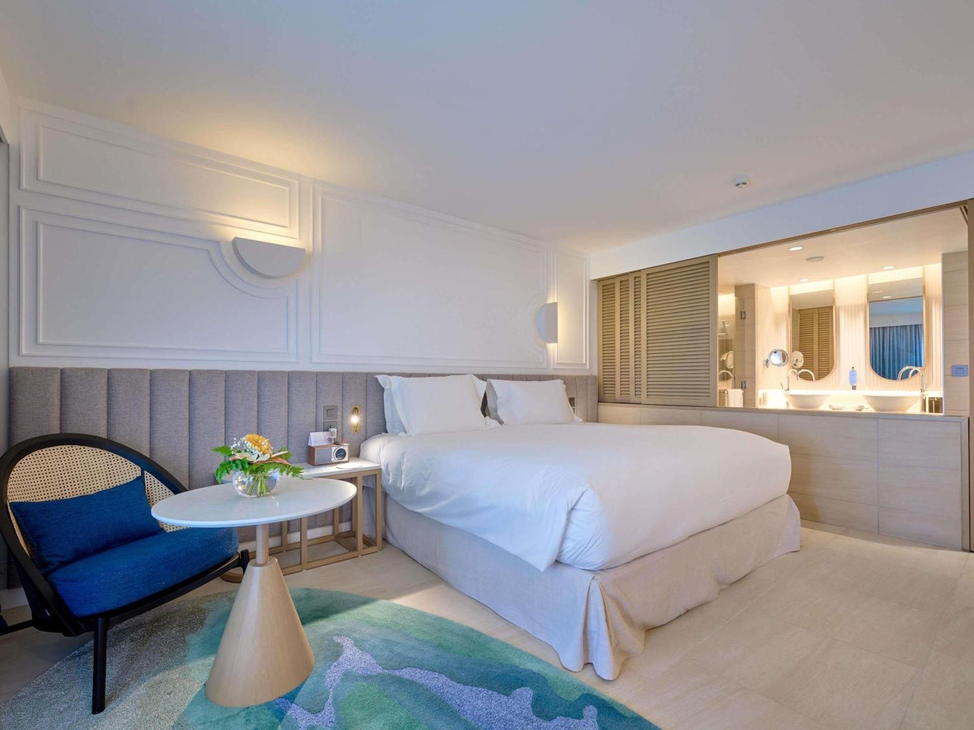 LUXURY ROOM King Bed sea facing balcony or terrace