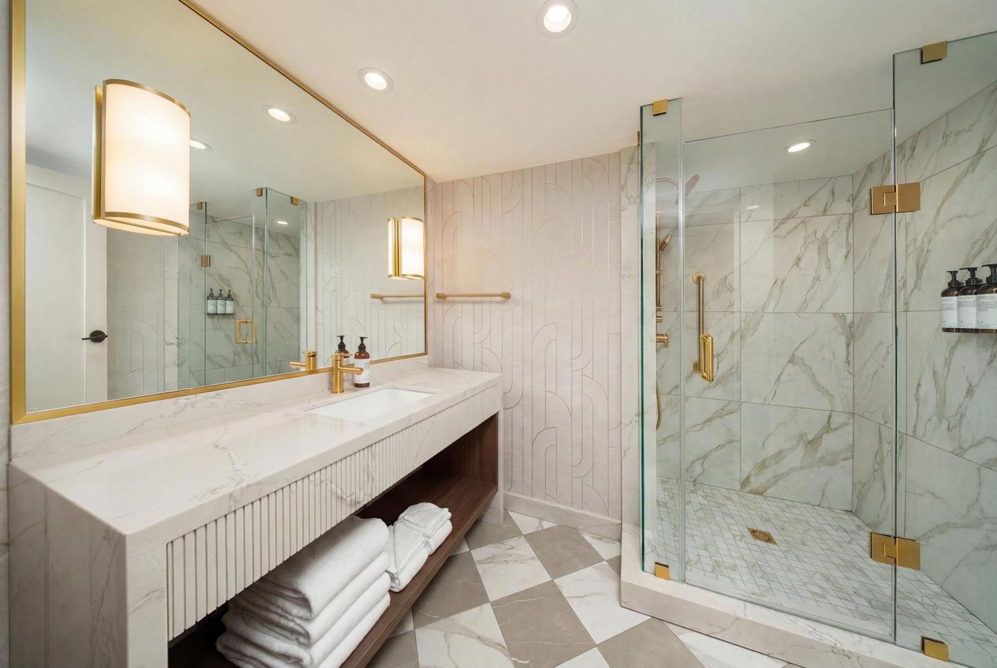 Premium Fallsview | One King Bed