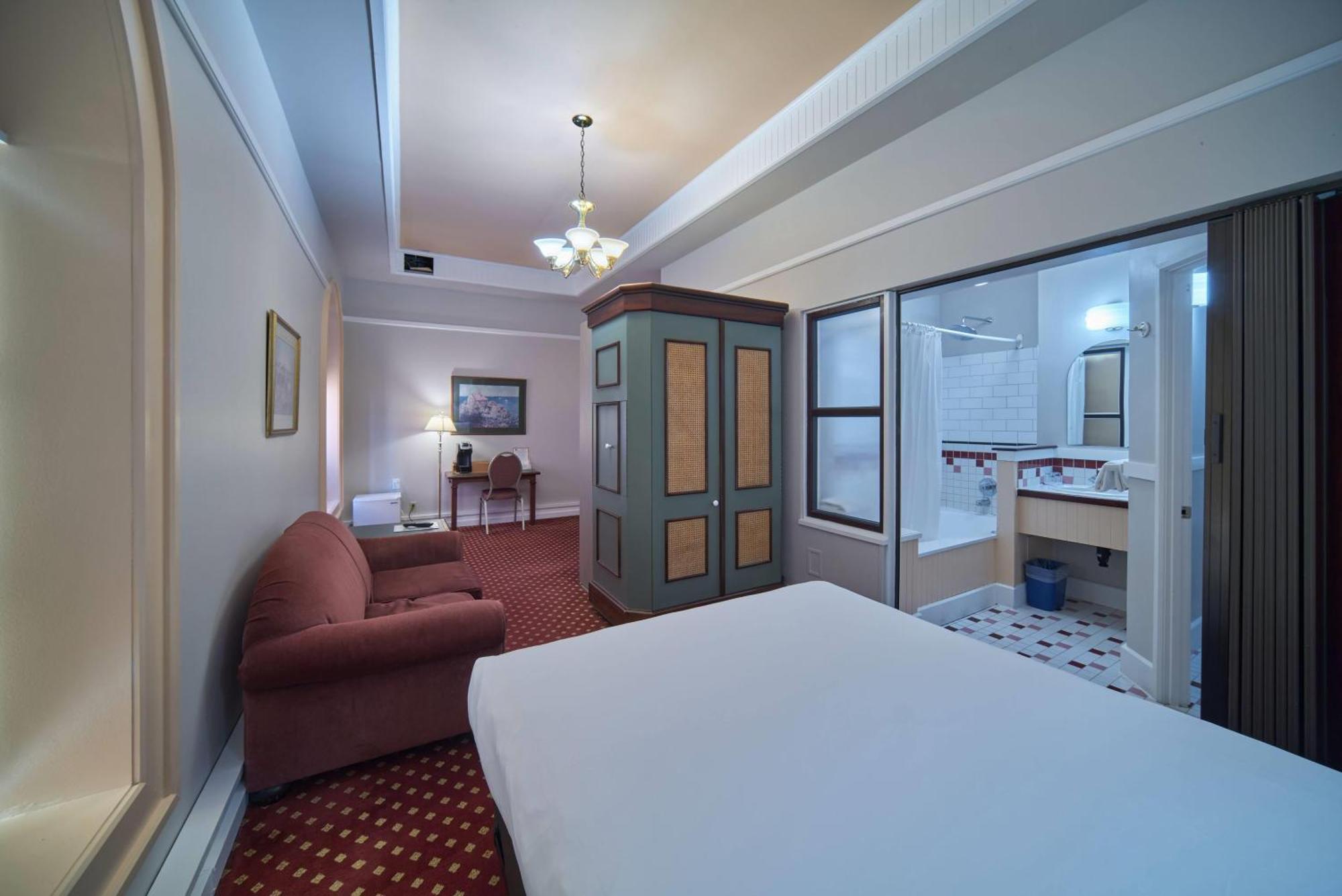 Queen Room Jetted Tub Non-Smoking