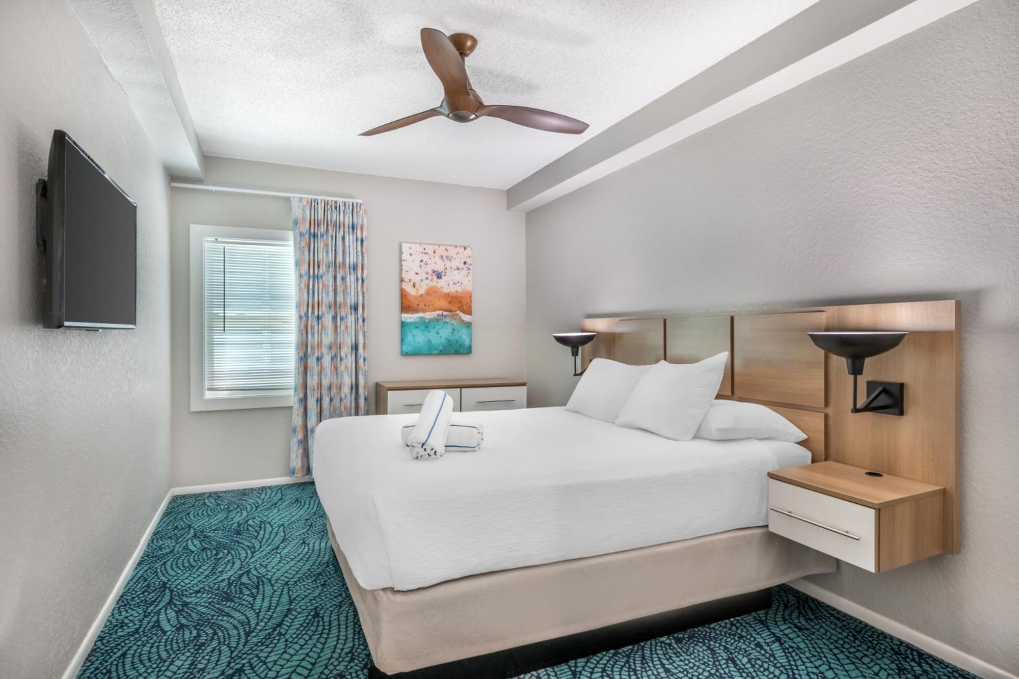1 Bedroom Queen Bed Partial Ocean View