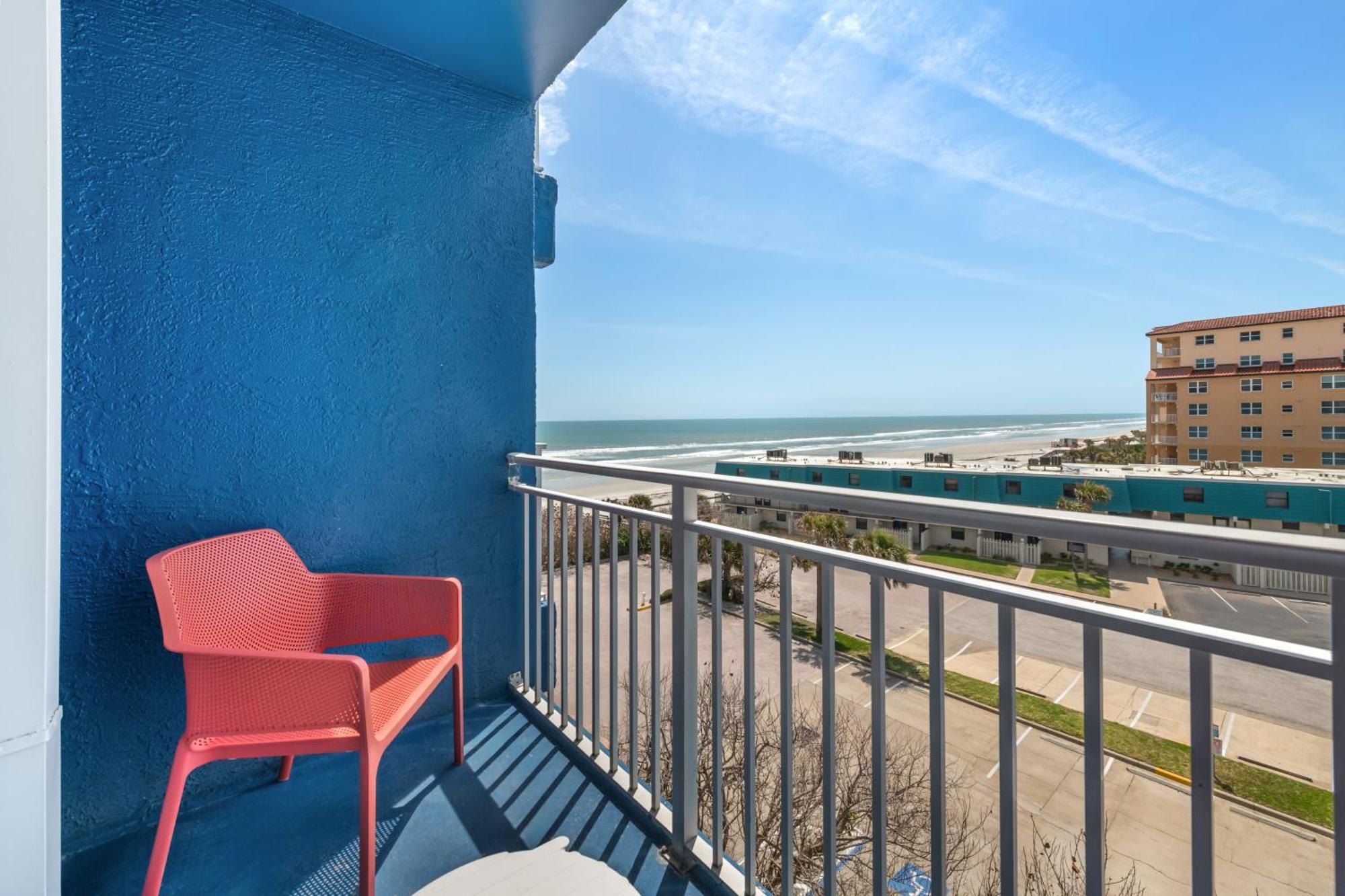 1 Bedroom Queen Bed Partial Ocean View