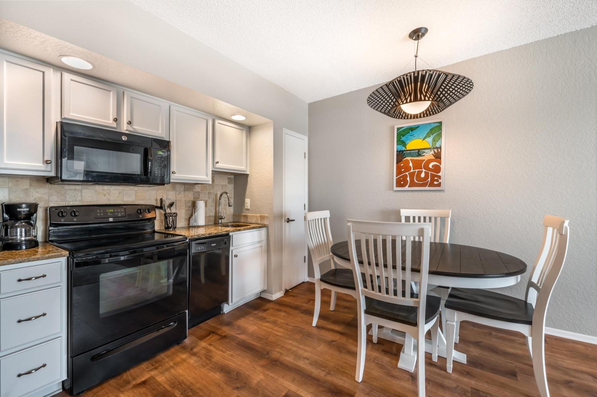 1 Bedroom Queen Bed Partial Ocean View