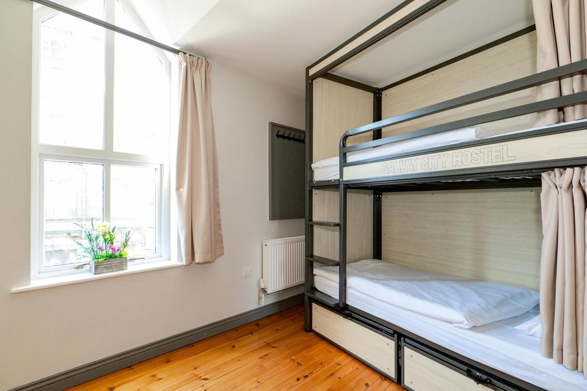 Bed 12-Bed Mixed Dormitory Room