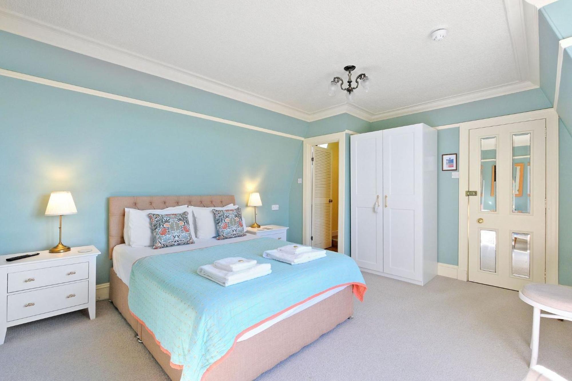 Deluxe Double Room Shower