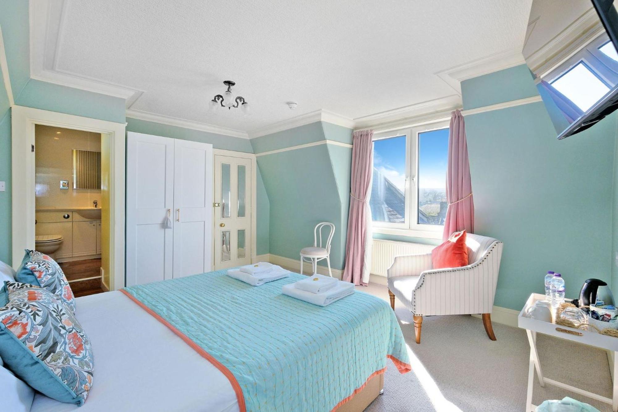 Deluxe Double Room Shower