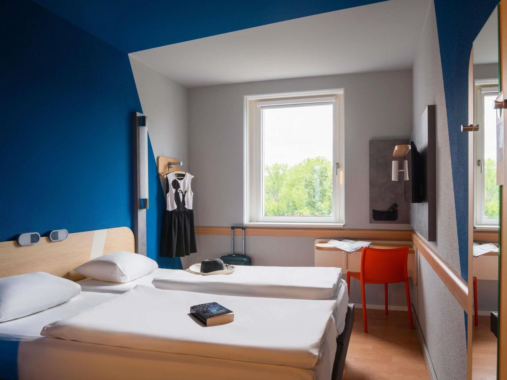 Quarto com 2 Camas de Solteiro