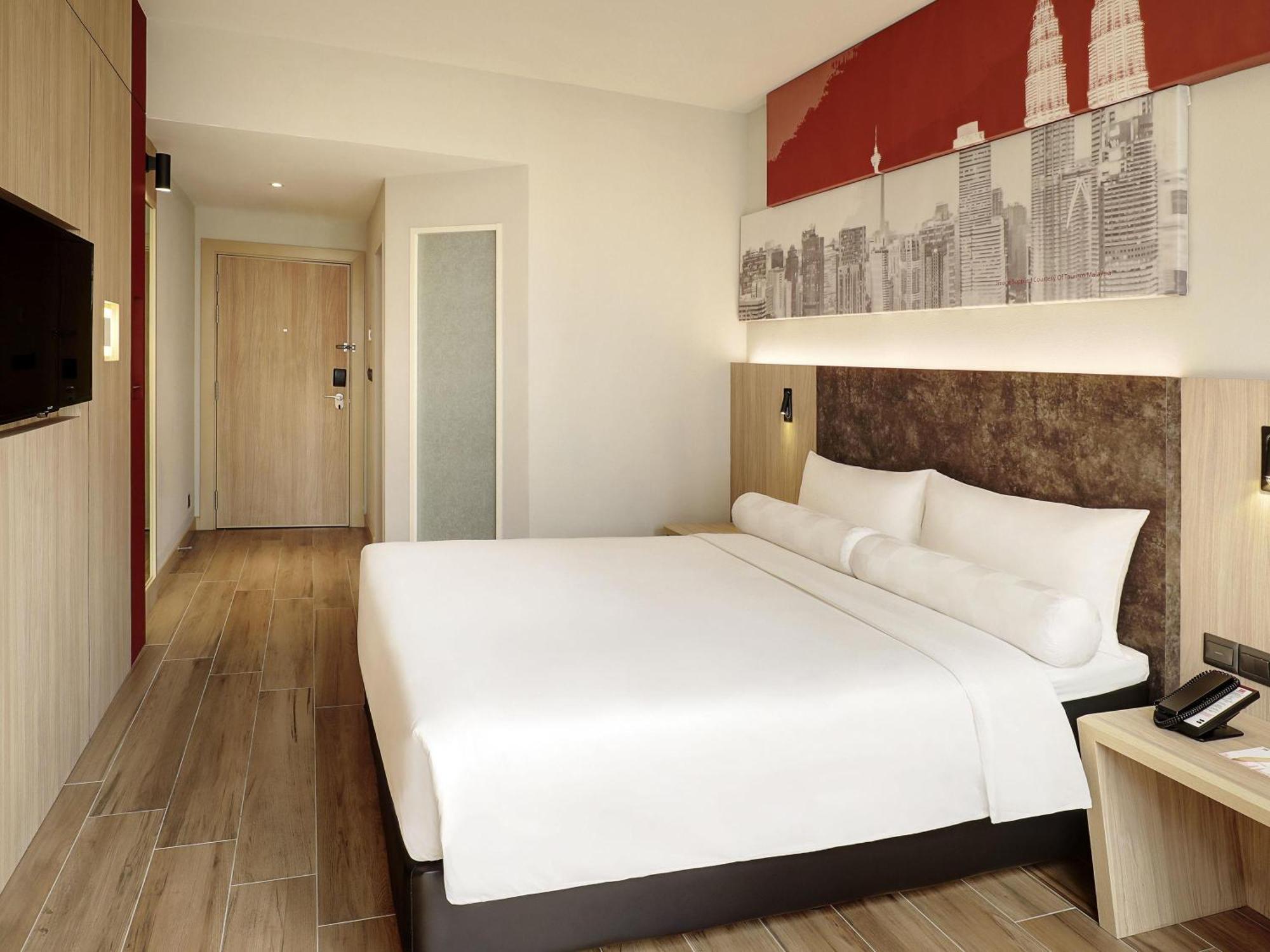 Standard Room 1 Queen Bed