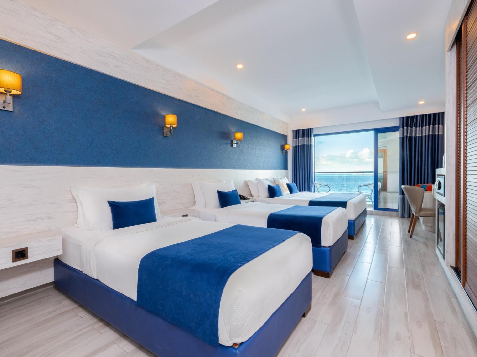 Deluxe Quadruple room Seaview Balcony