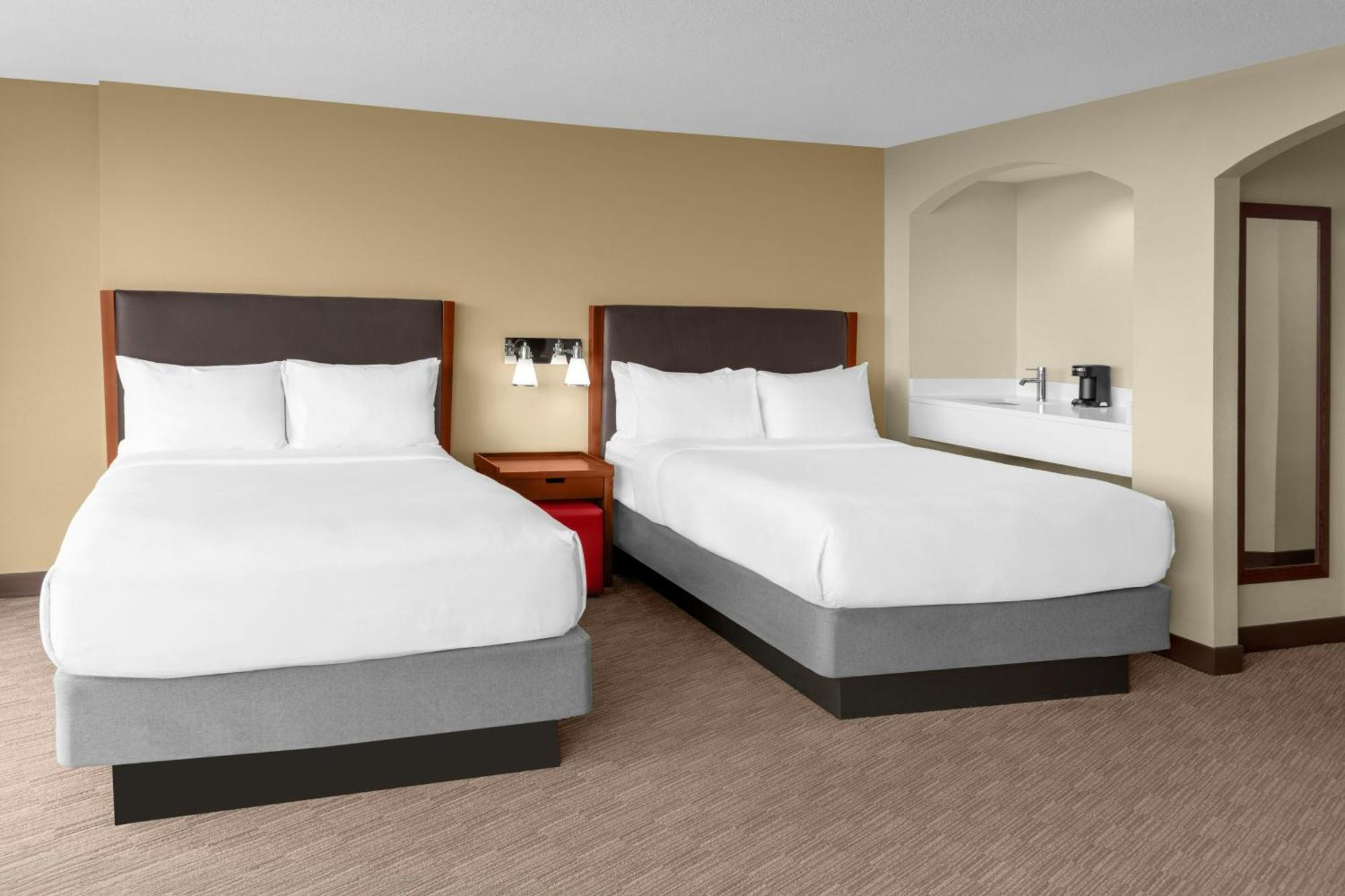 Quarto com 2 Camas Queen-Size e Vista Cidade