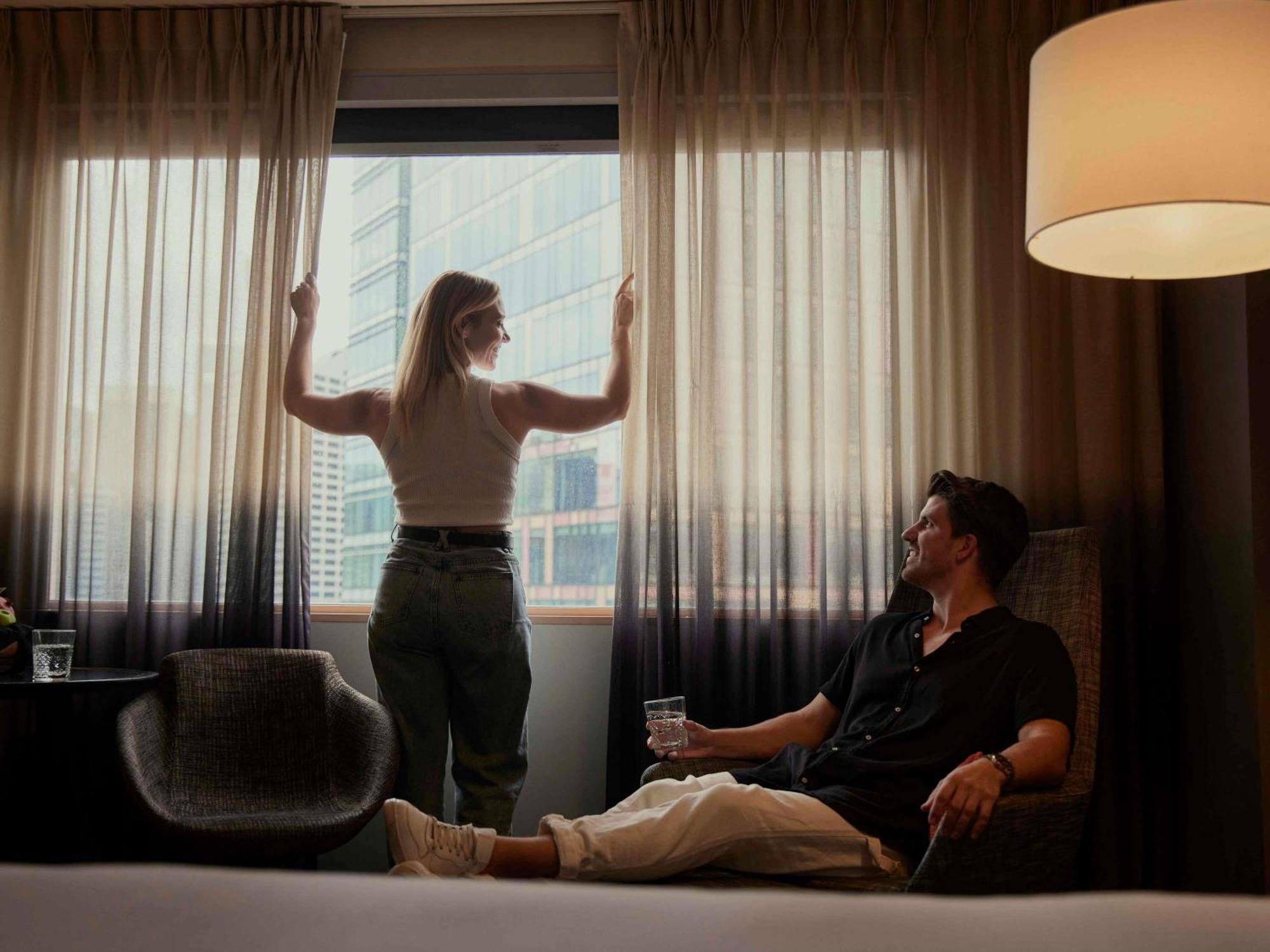 Deluxe Room 1 Queen Bed City Skyline