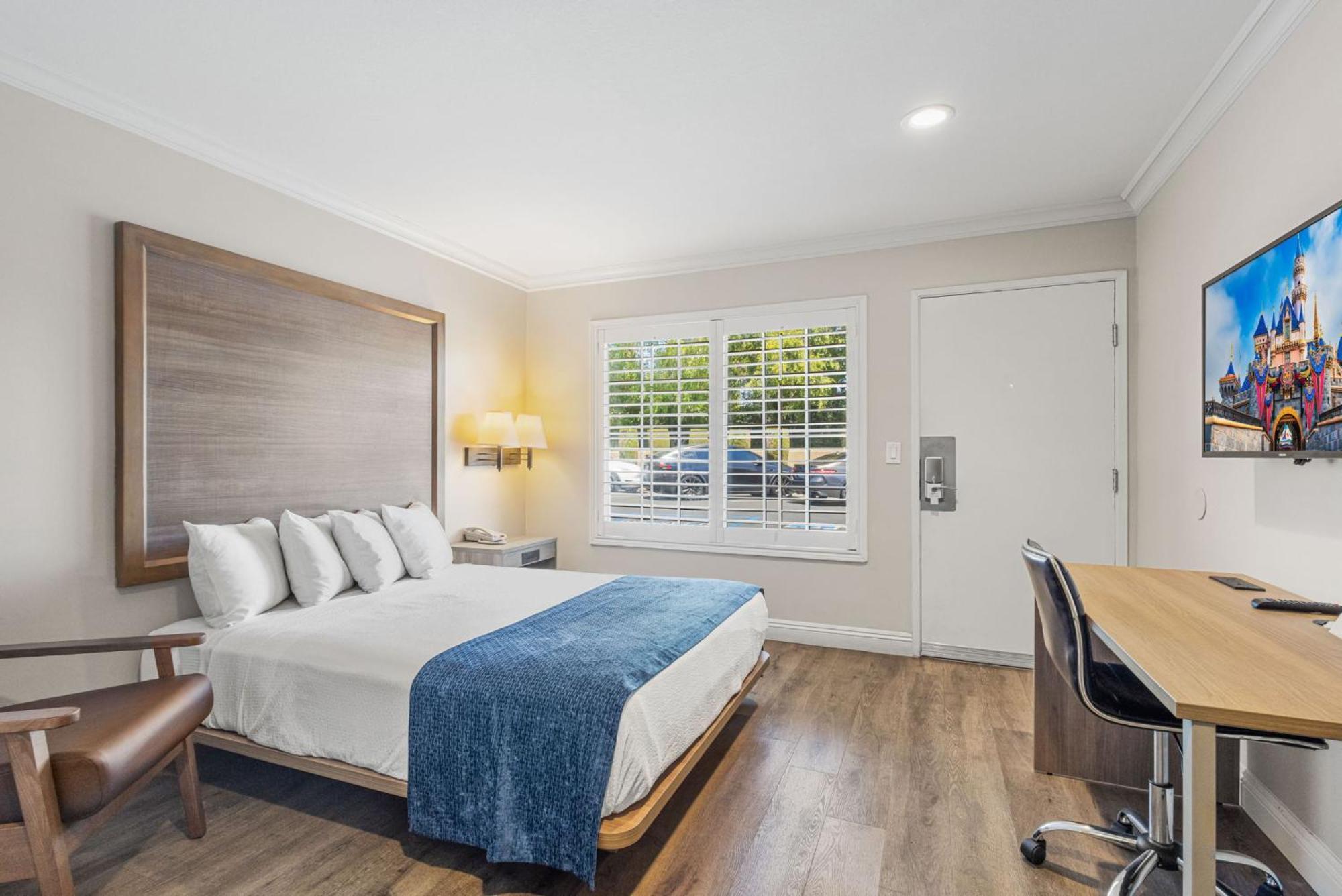 Deluxe Queen Room