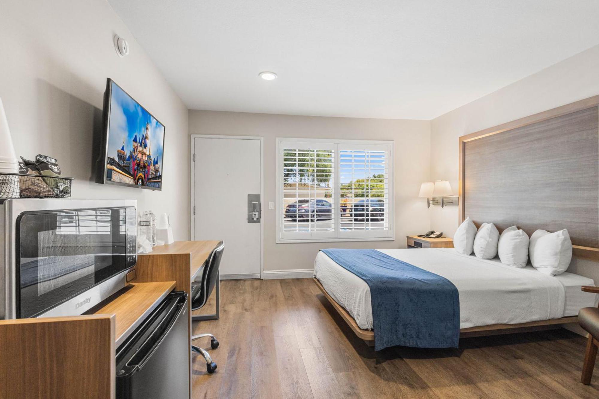 Deluxe King Room