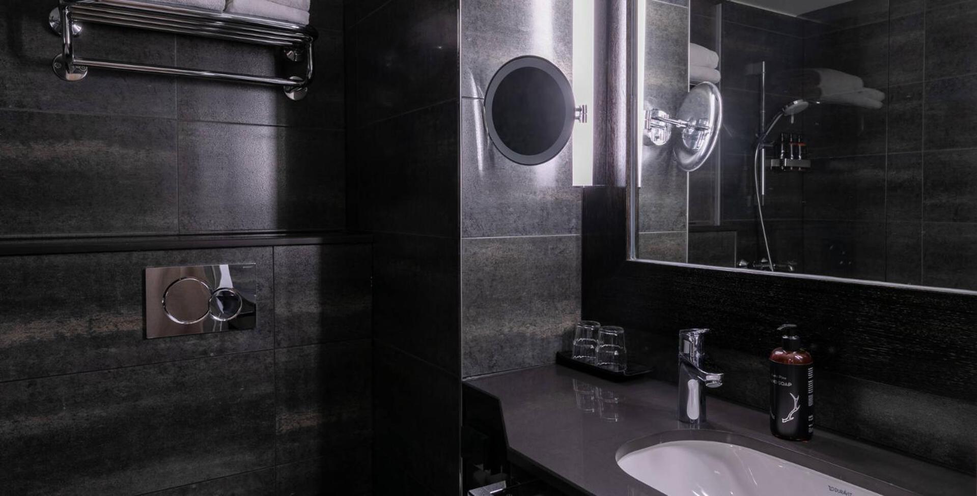 Northern Comfort Twin Room Bath