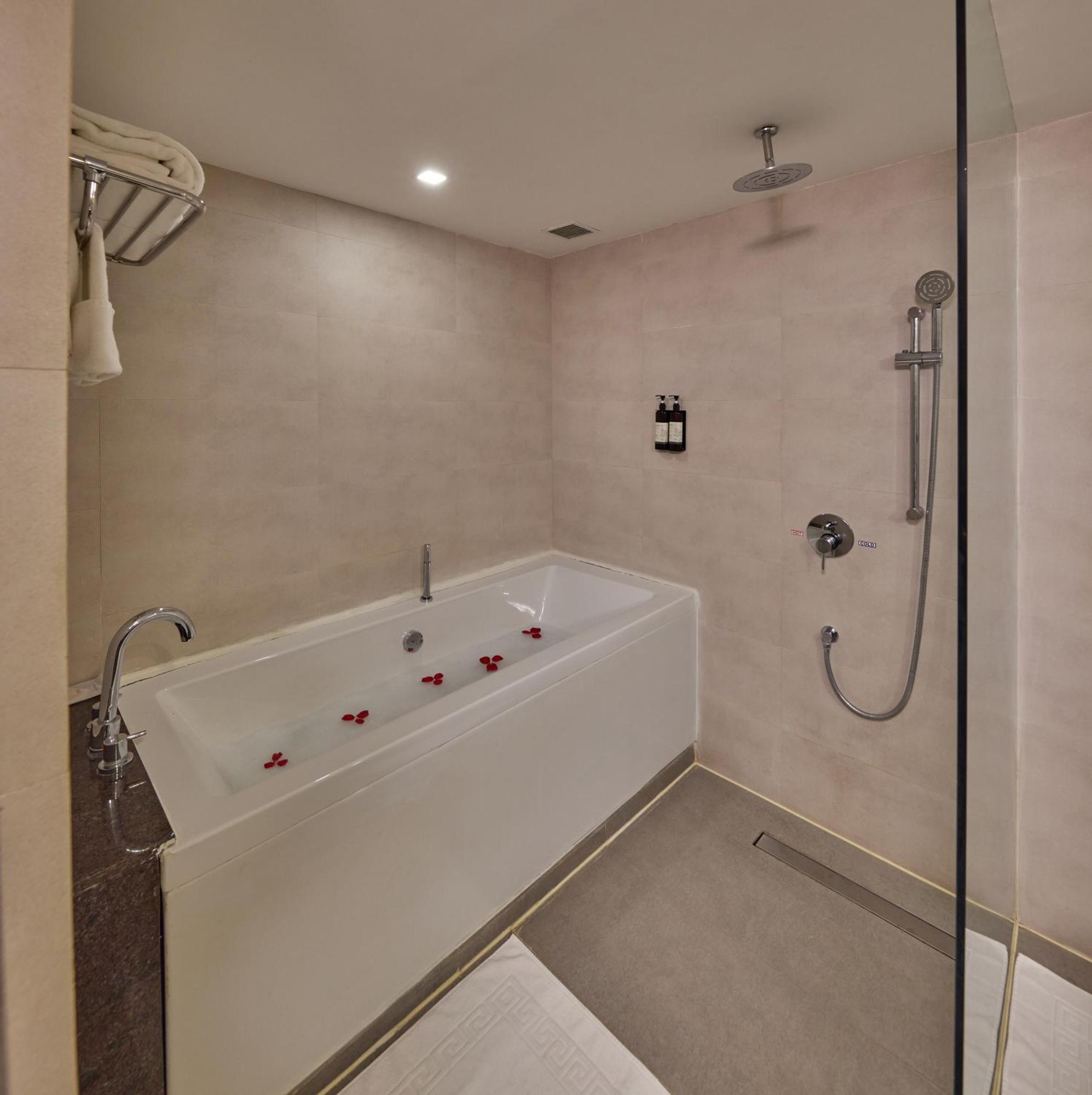 Executive Suite with bathtub & 10% Discount on Food & Beverages