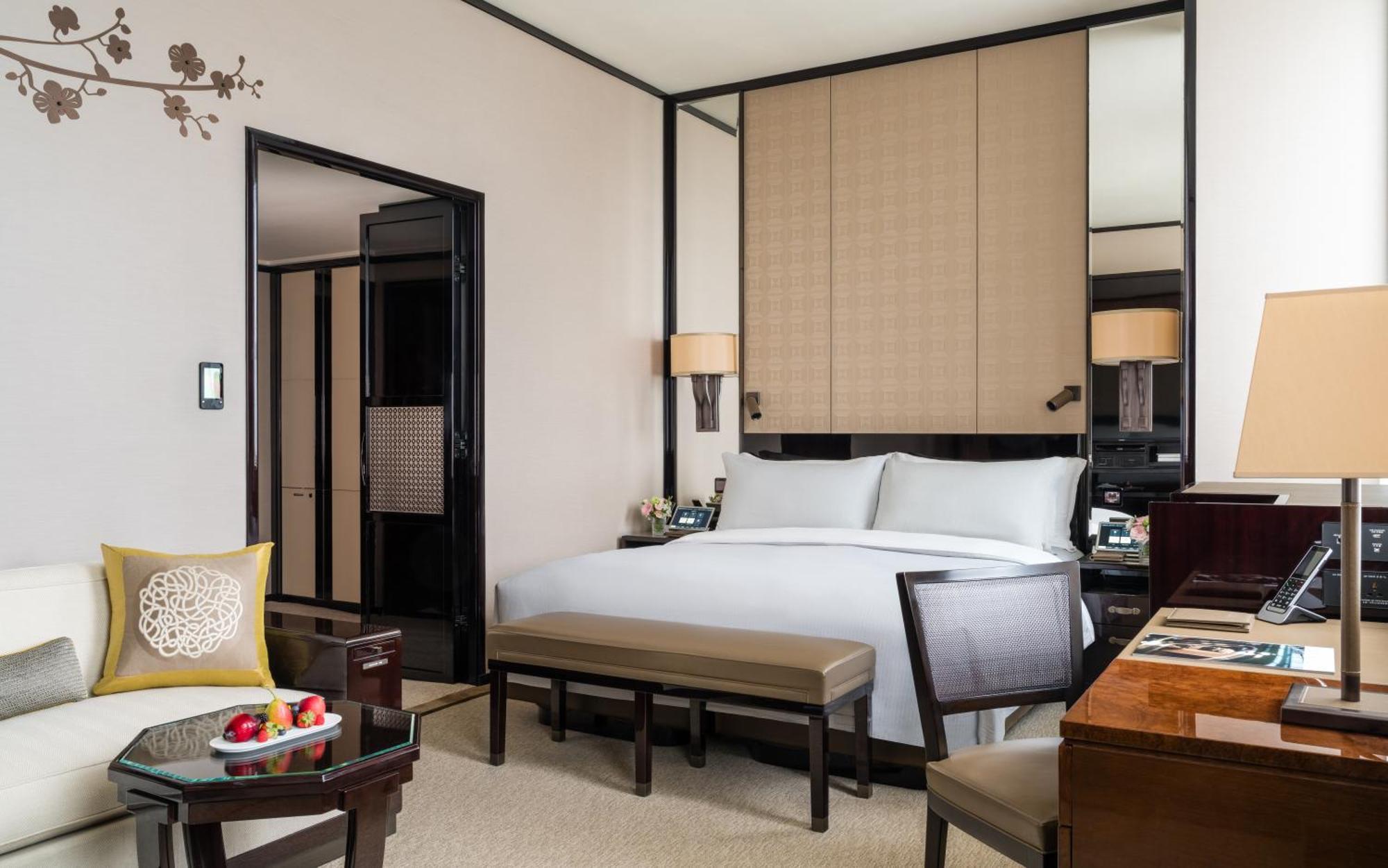 Deluxe King Room Courtyard View