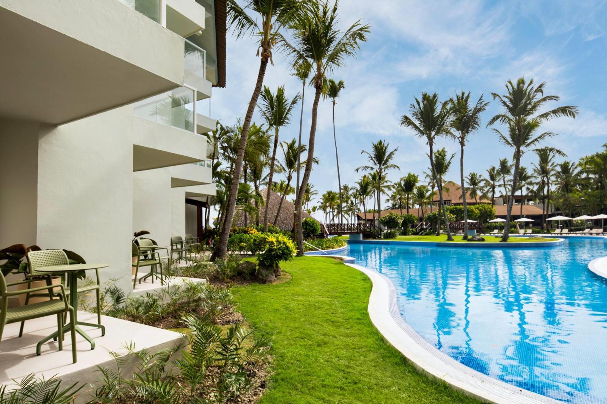 Standard King Room Pool Walk Out Tropical View