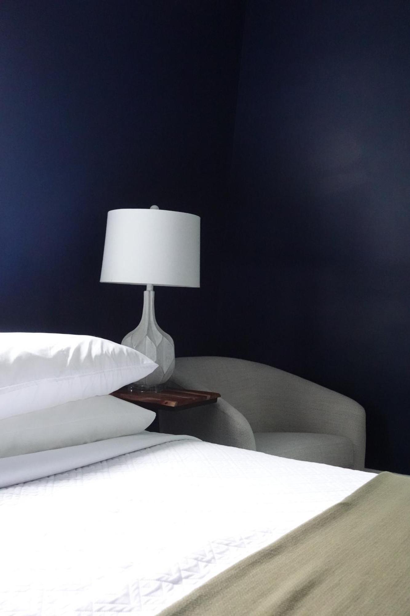 Zimmer mit Kingsize-Bett