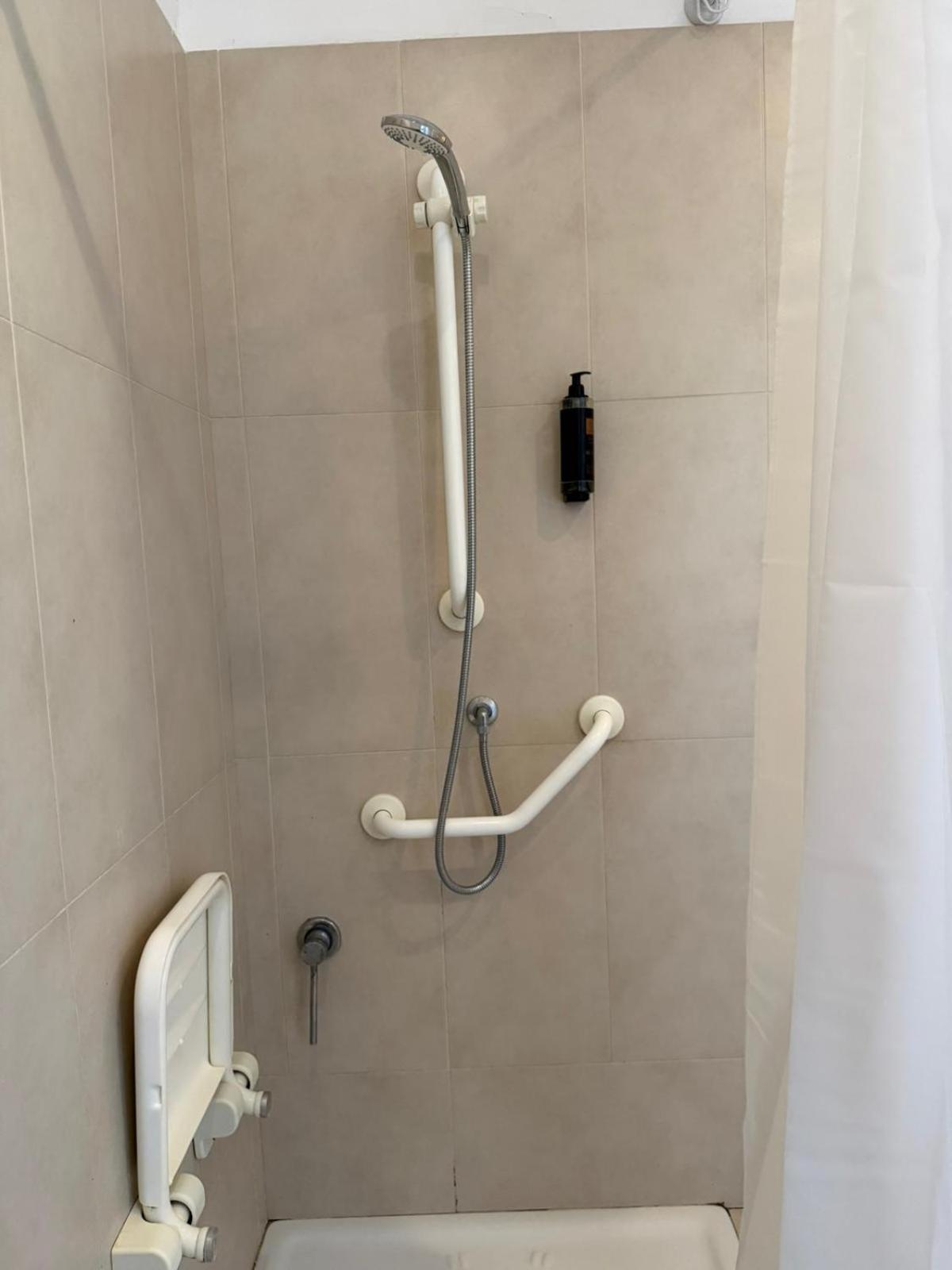 Chambre Double ou Lits Jumeaux - Accessible aux Personnes à Mobilité Réduite