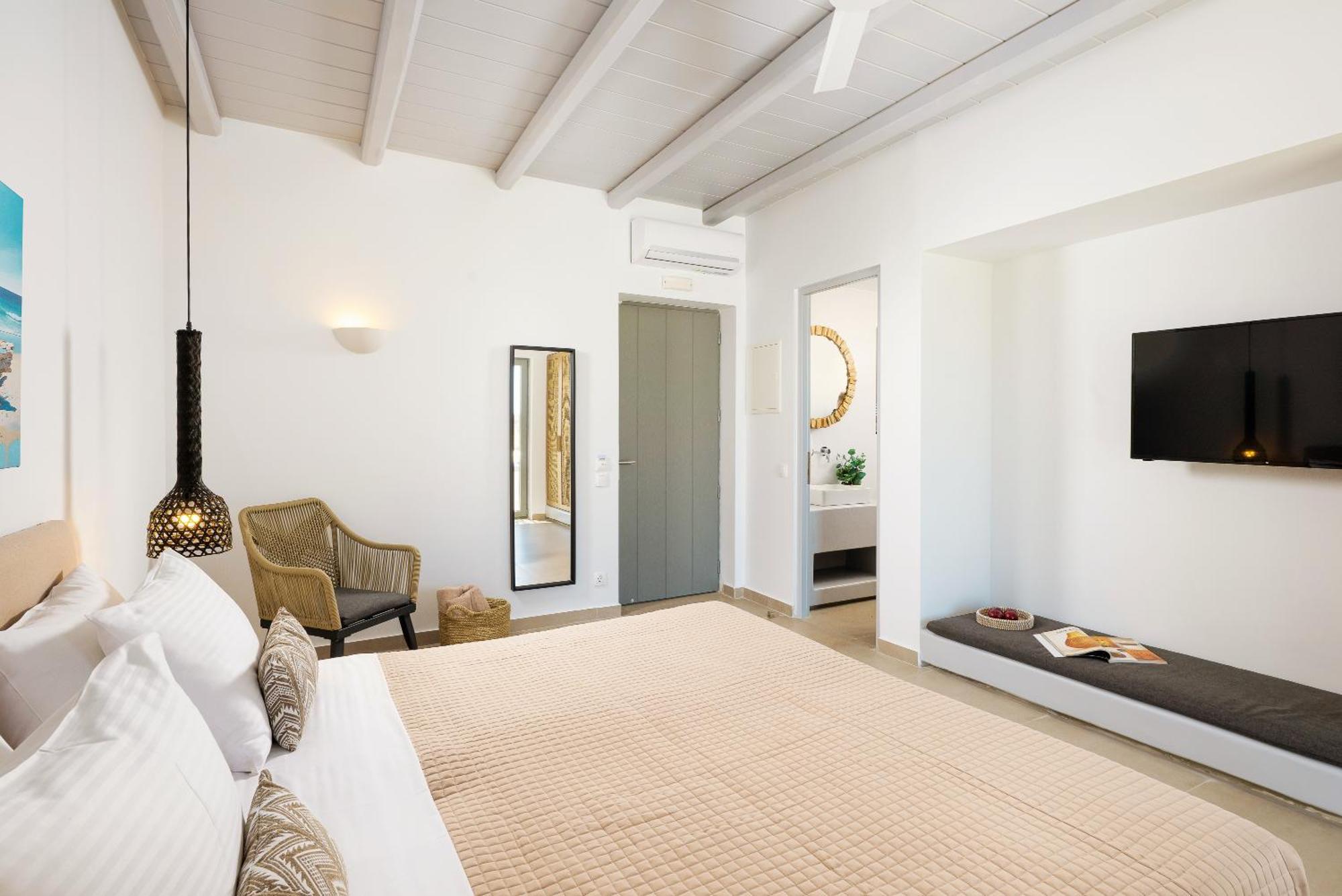 Queen-Size Double Bed Luxury Suite Private Pool