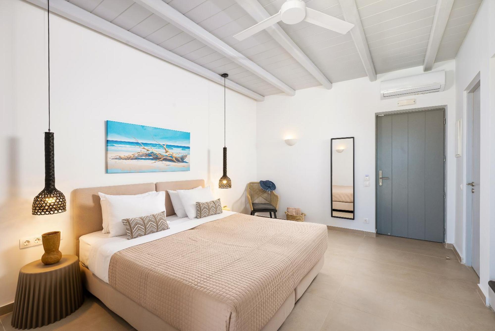 Queen-Size Double Bed Luxury Suite Private Pool