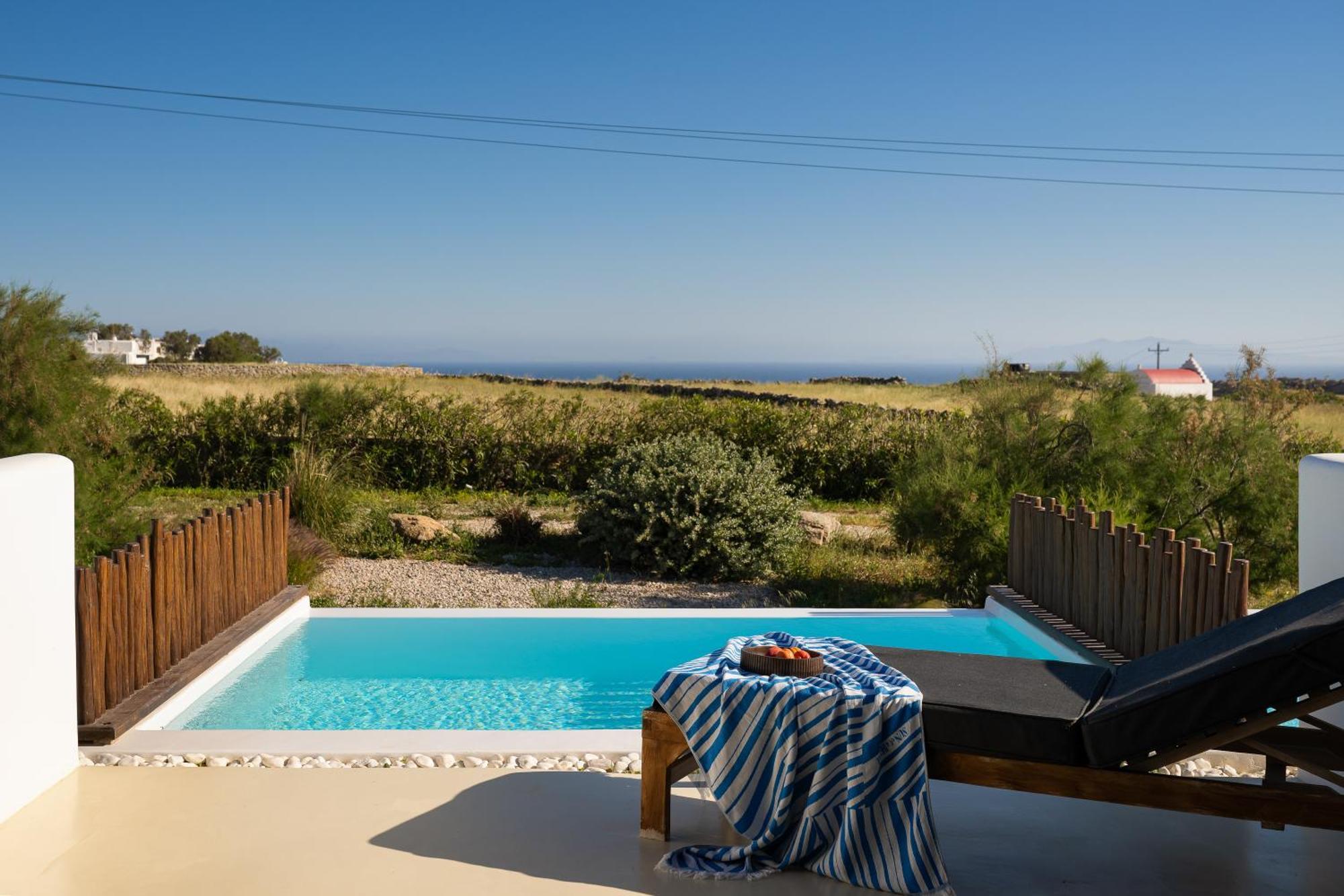 Queen-Size Double Bed Luxury Suite Private Pool