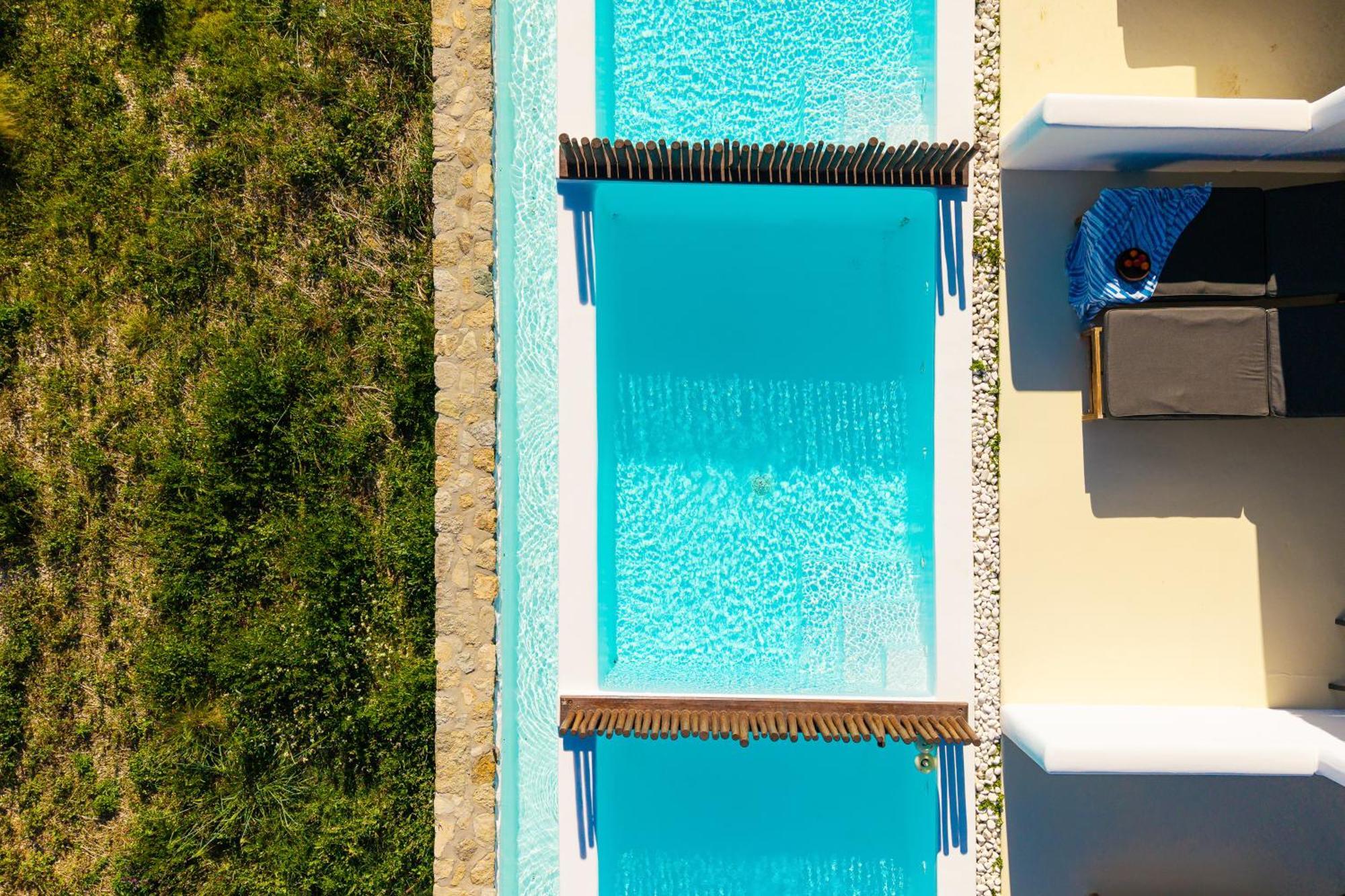 Queen-Size Double Bed Luxury Suite Private Pool