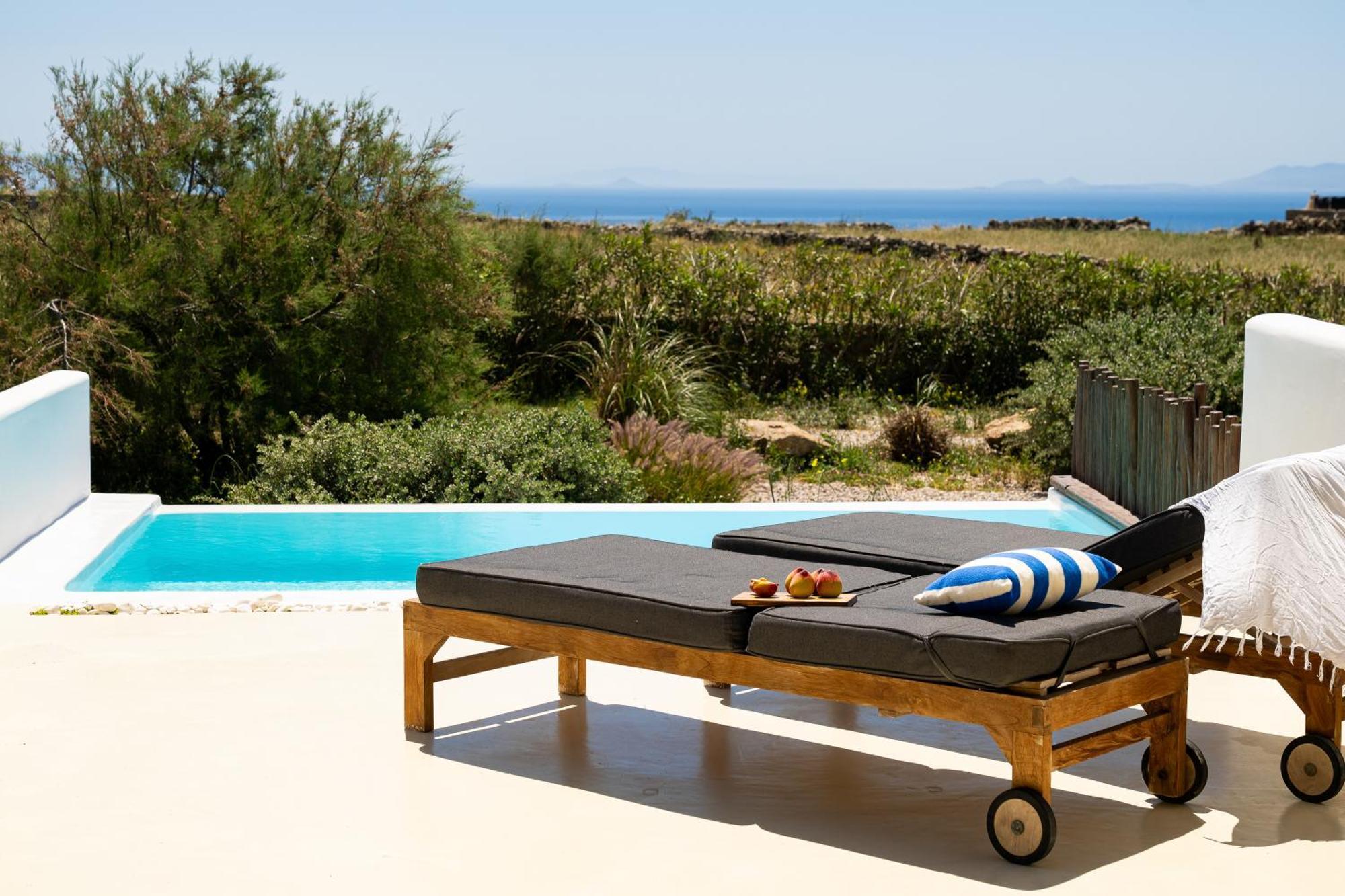 Queen-Size Double Bed Luxury Suite Private Pool