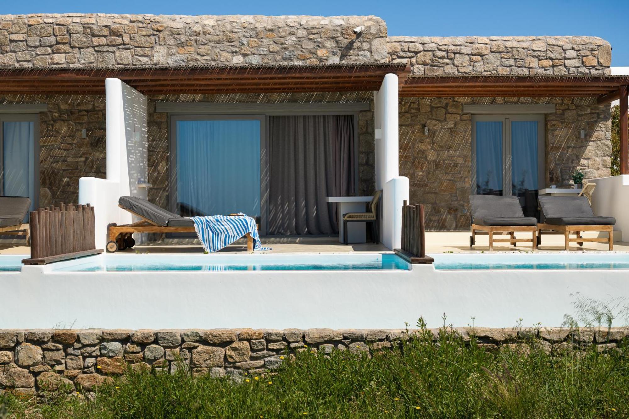 Queen-Size Double Bed Luxury Suite Private Pool